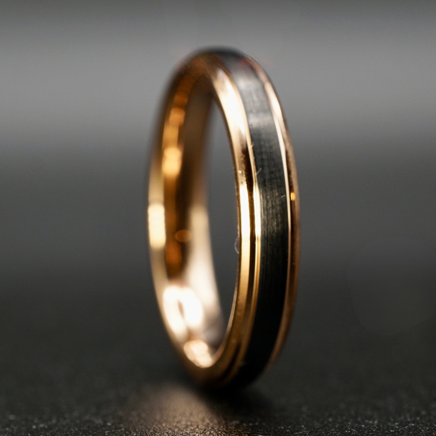 Schwarzer gehämmerter Wolframring mit goldener Seele – 4 mm/6 mm