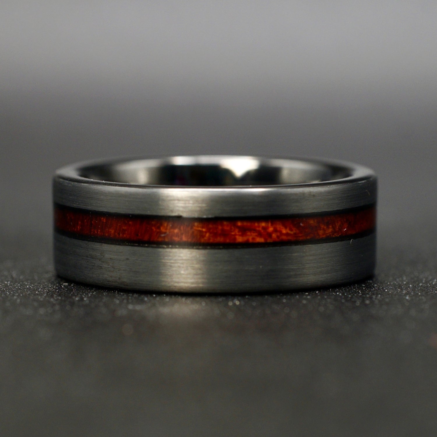 Schwarzer Wolframcarbid Ring mit Holzeinlage 8mm