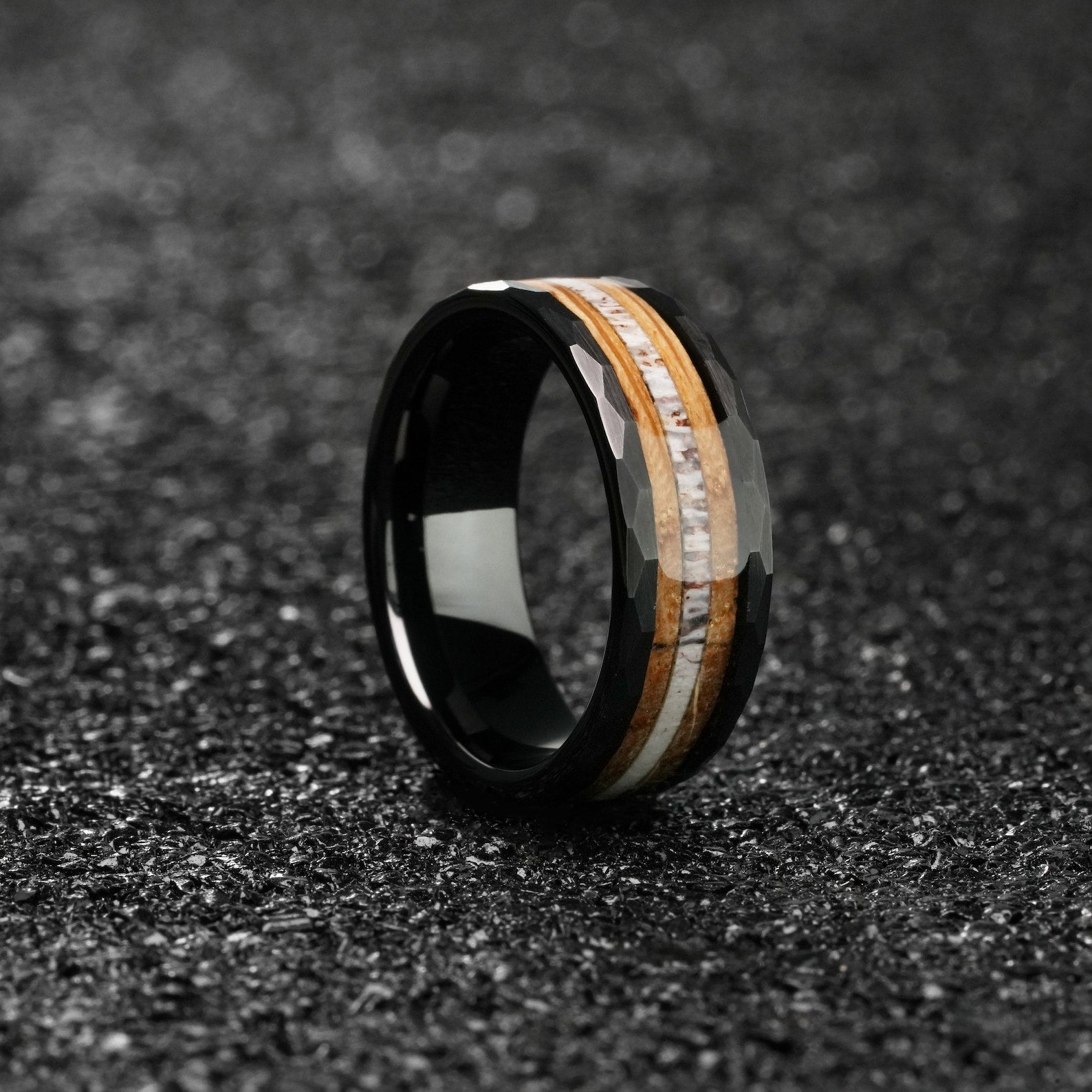 Schwarz- und roséroter Wolframring, eingelegt mit Feuer, Weinfass-Holz und Geweih, 8 mm