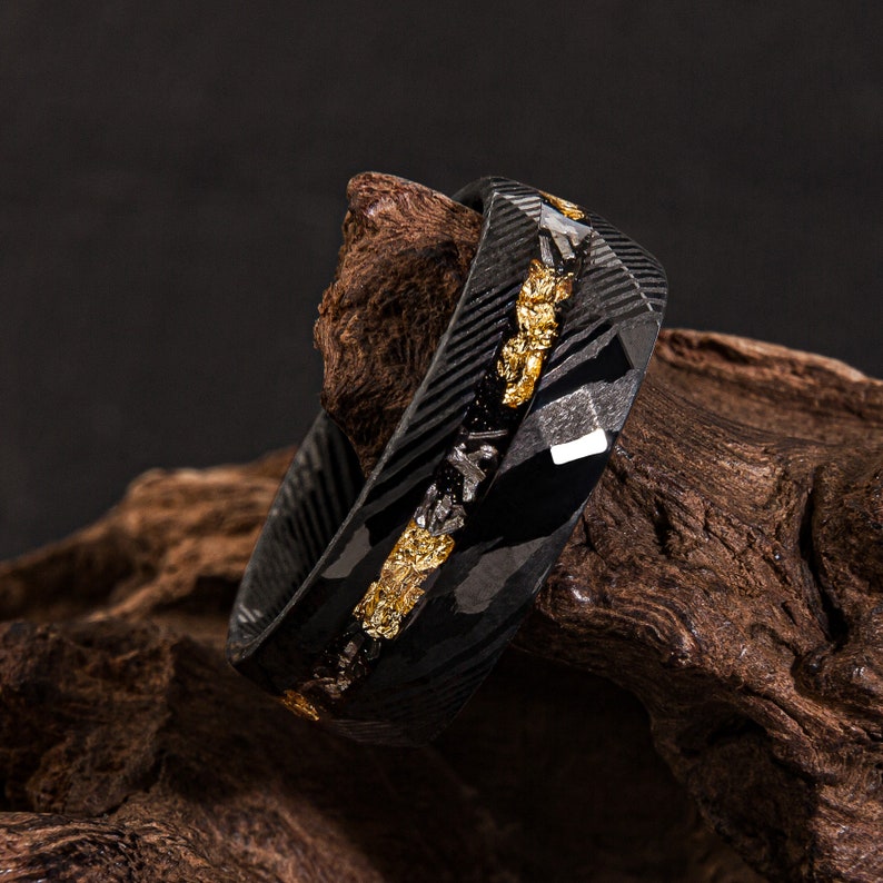 Damascus-Meteorit-Goldblatt-Herren-Ehering Schwarzer Stahl, gehämmertes Design mit zerkleinerter Galaxie-Einlage 8 mm