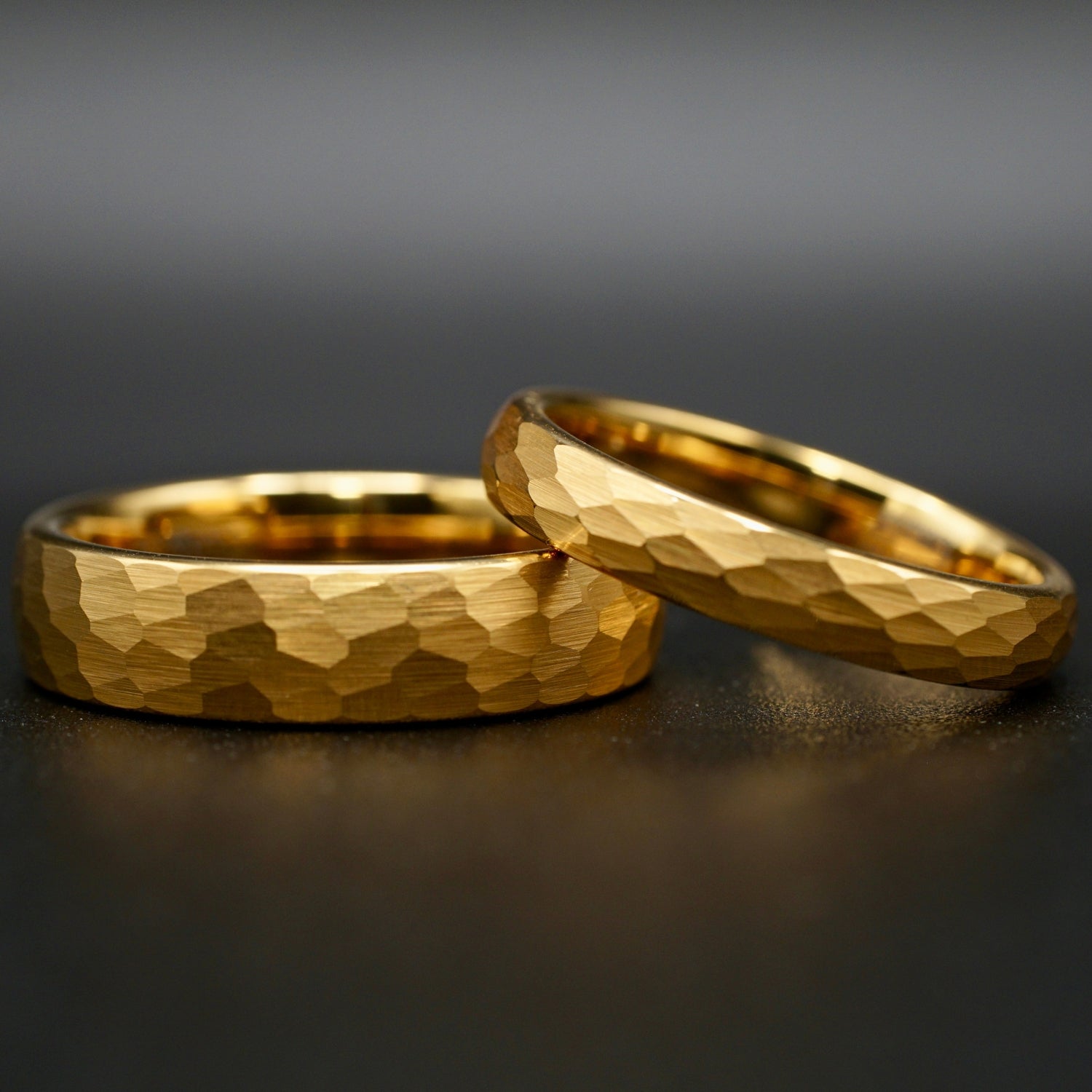 Goldener gehämmerter Wolframring mit Gelbgold 4mm/6mm
