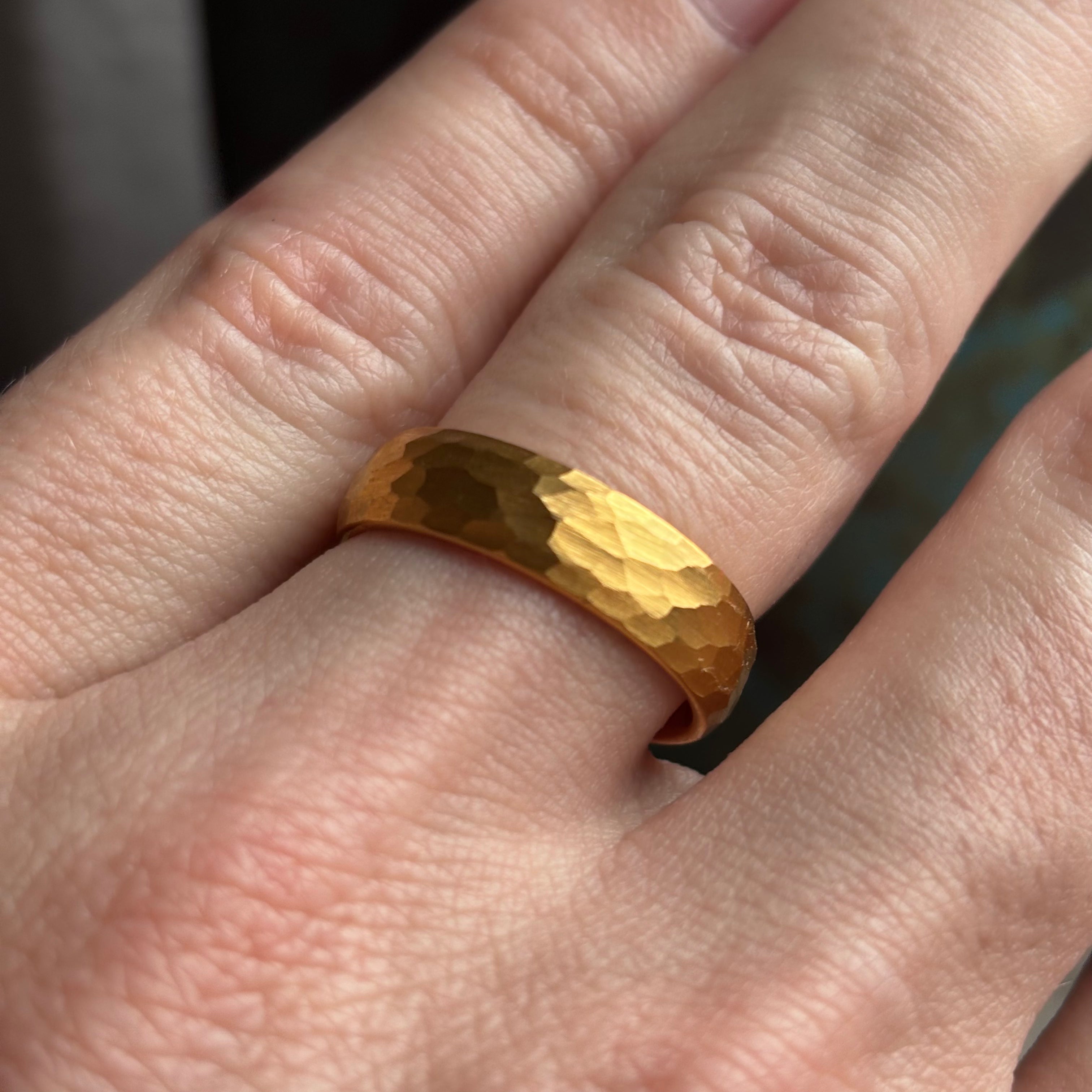 Handgefertigter Ring aus Gelbgold und gehämmertem Wolfram – 18K Gelbgold-Trauring, Herren-Verlobungsring, gehämmerter Ring, goldener Wolframring, Herren-Trauring, 6 mm