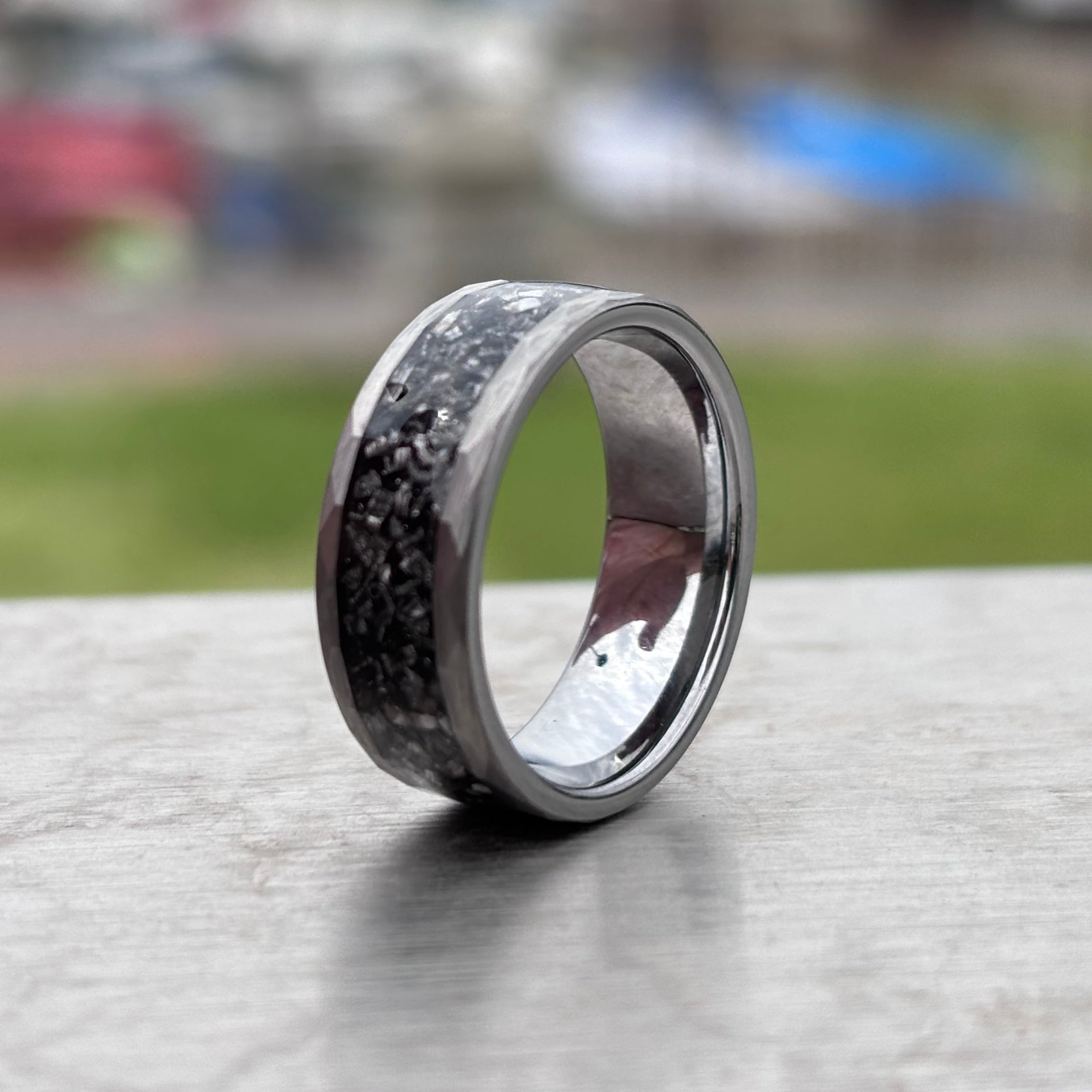 Graphitfarbener Ring mit Meteoriteneinlage 8 mm