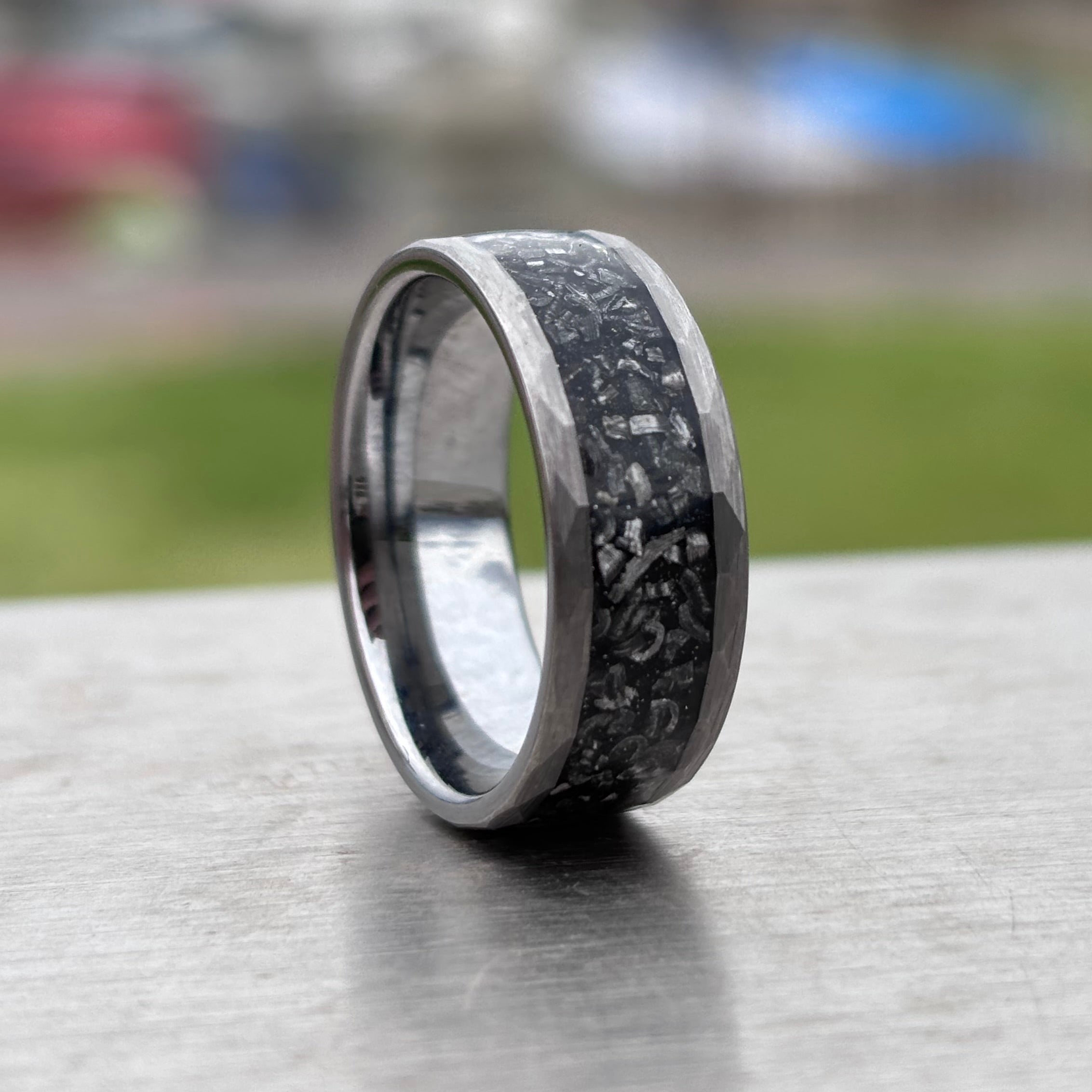 Graphitfarbener Ring mit Meteoriteneinlage 8 mm