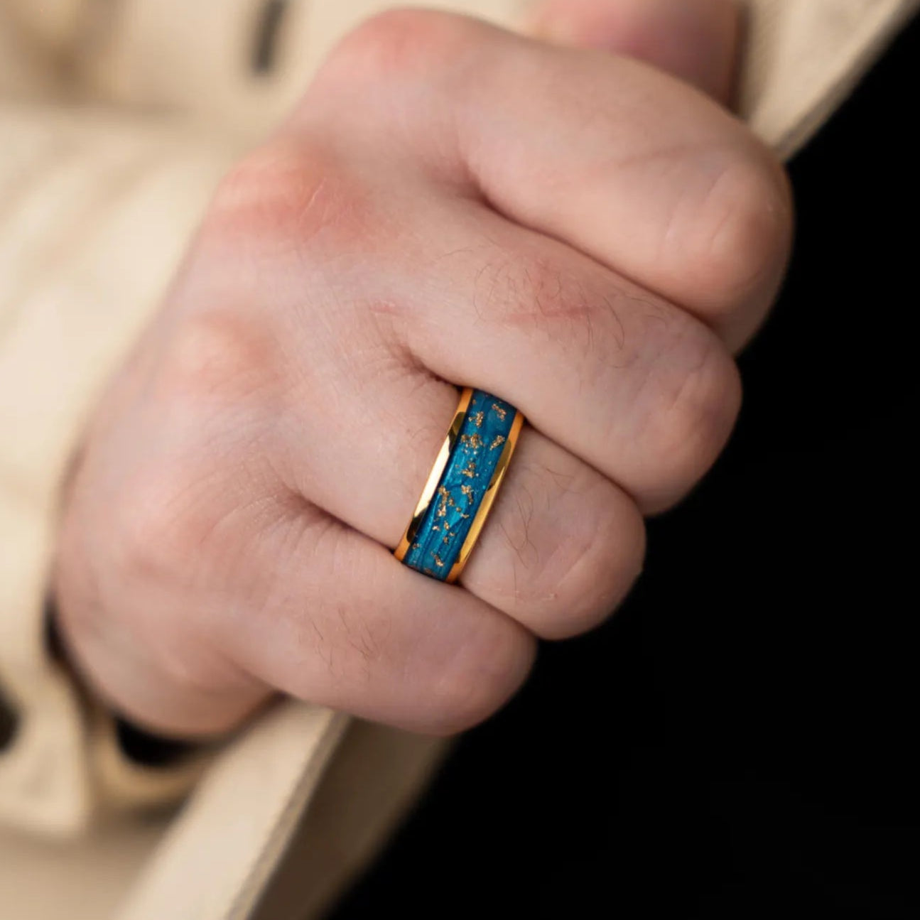 Ozeanblauer Ring mit goldenem Glanz – 8 mm