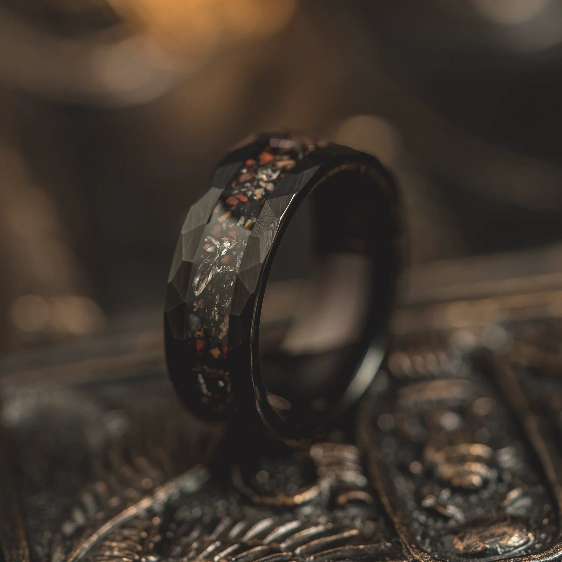 Schwarzer gehämmerter Meteoritenring mit Dinosaurierknochen – 8mm, Verlobungsring Mann, Eheringe, Trauringe, Ring für Mann