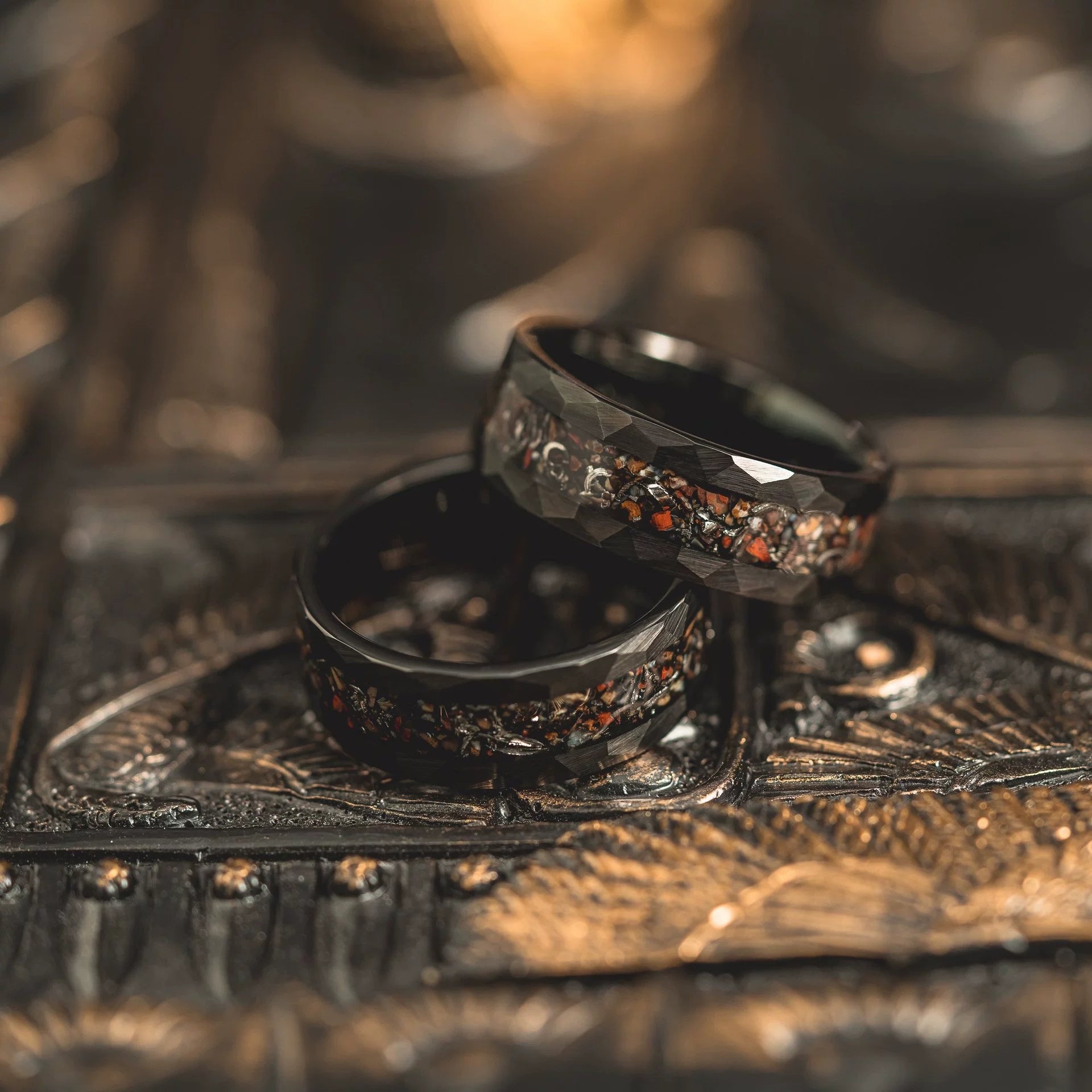 Schwarzer gehämmerter Meteoritenring mit Dinosaurierknochen – 8mm, Verlobungsring Mann, Eheringe, Trauringe, Ring für Mann