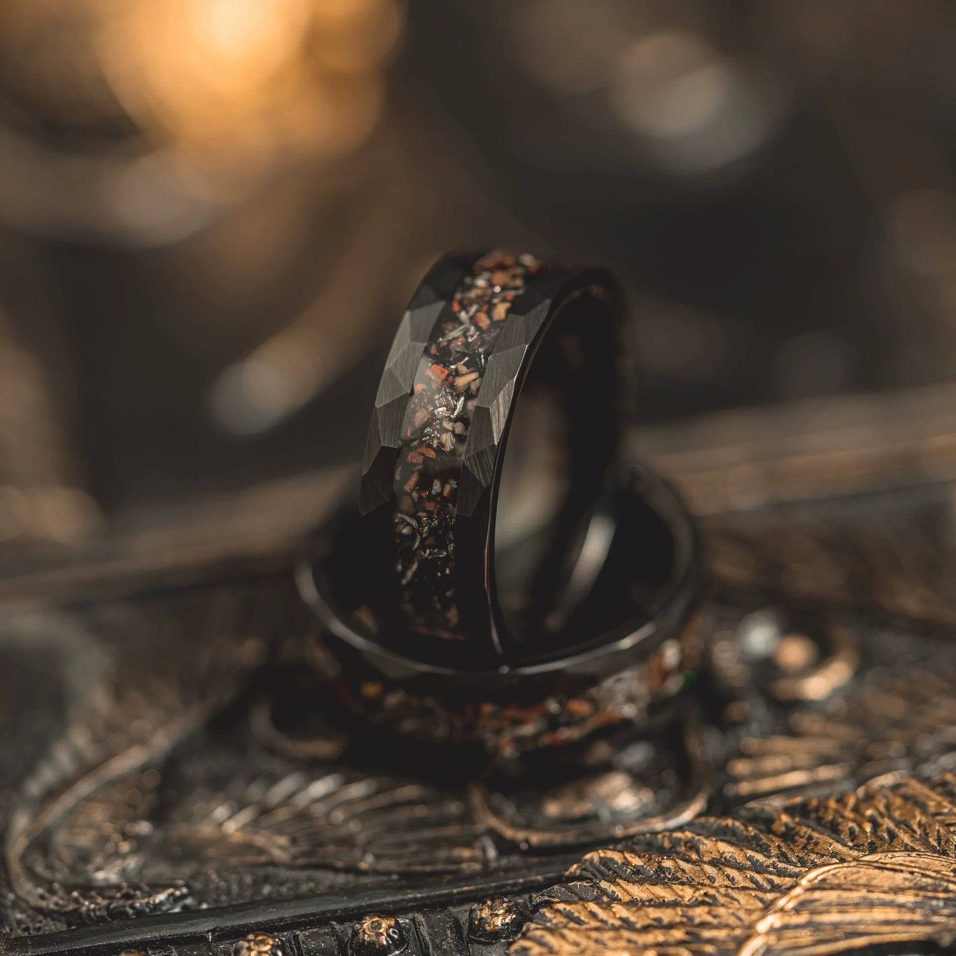 Schwarzer gehämmerter Meteoritenring mit Dinosaurierknochen – 8mm, Verlobungsring Mann, Eheringe, Trauringe, Ring für Mann