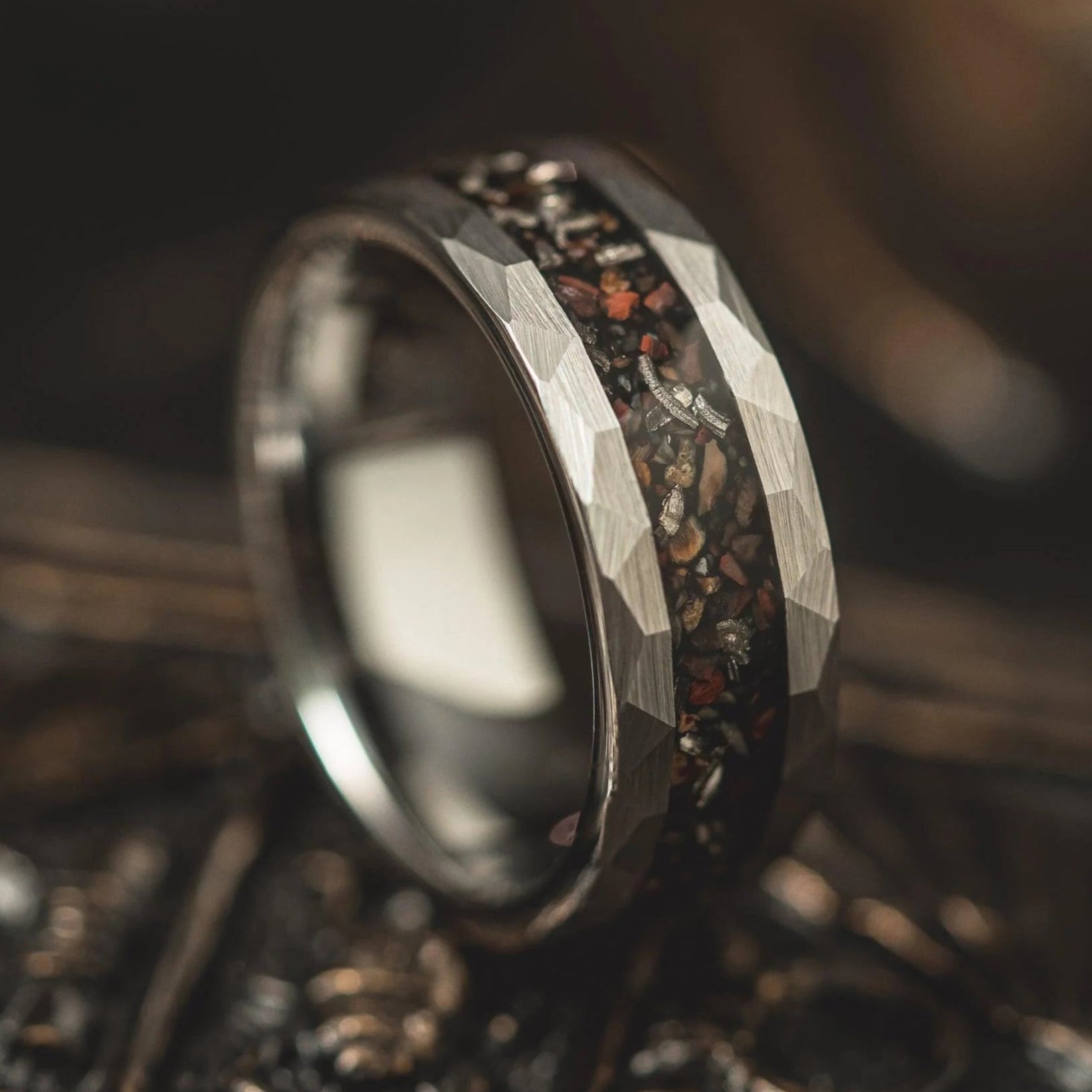 Silberner gehämmerter Meteoritenring mit Dinosaurierknochen – 8mm, Verlobungsring Mann, Eheringe, Trauringe, Ring für Mann