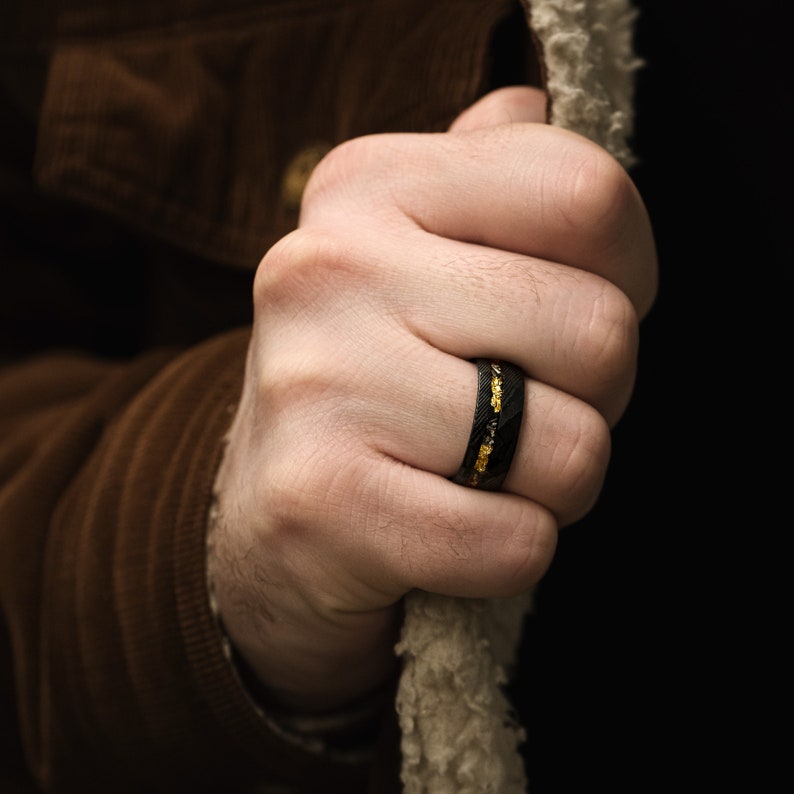 Schwarzer Wolframring mit Damast-Optik, Meteoriteneinlage und Goldakzent – 8 mm