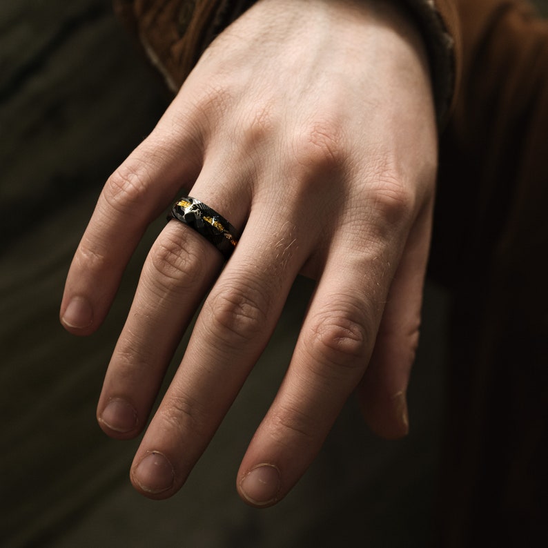 Schwarzer Wolframring mit Damast-Optik, Meteoriteneinlage und Goldakzent – 8 mm