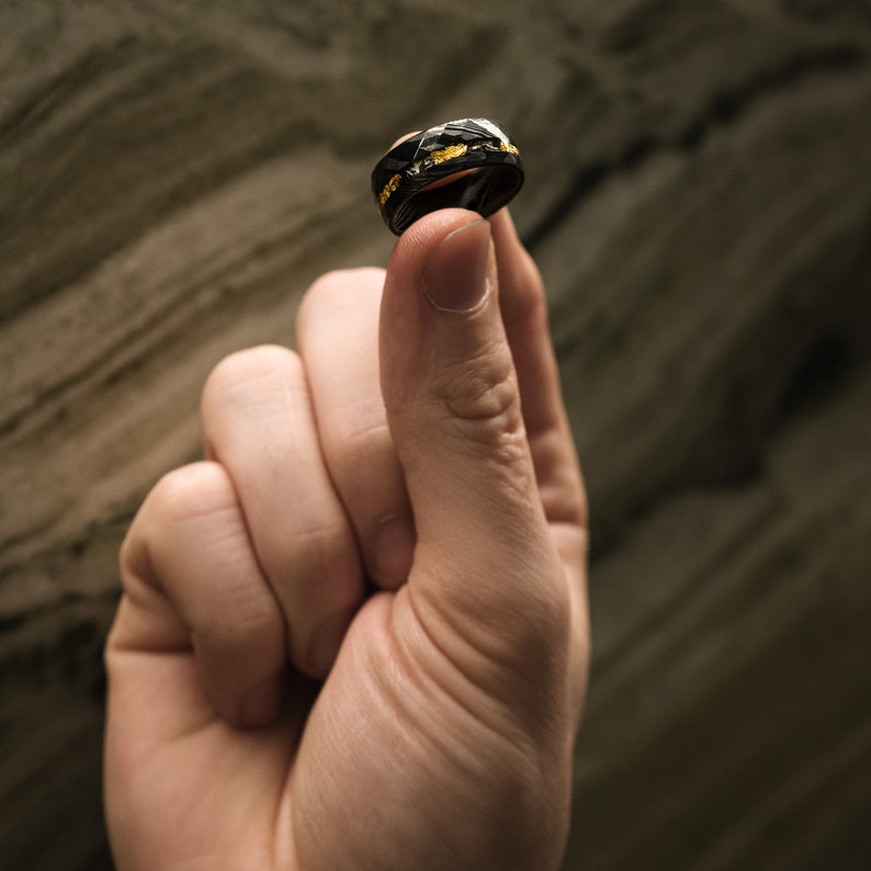 Schwarzer Wolframring mit Damast-Optik, Meteoriteneinlage und Goldakzent – 8 mm