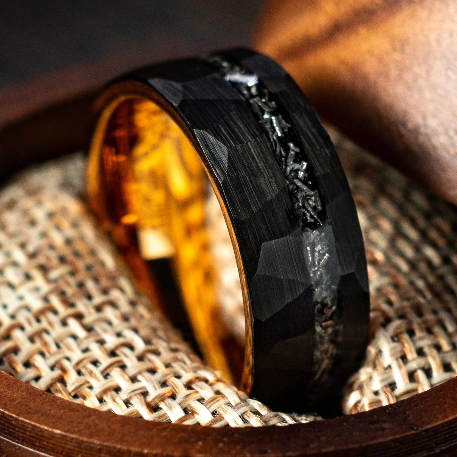 Schwarzer gehämmerter Meteoritenring mit Roségold 8 mm, Verlobungsring, Eheringe, Trauringe, Ring