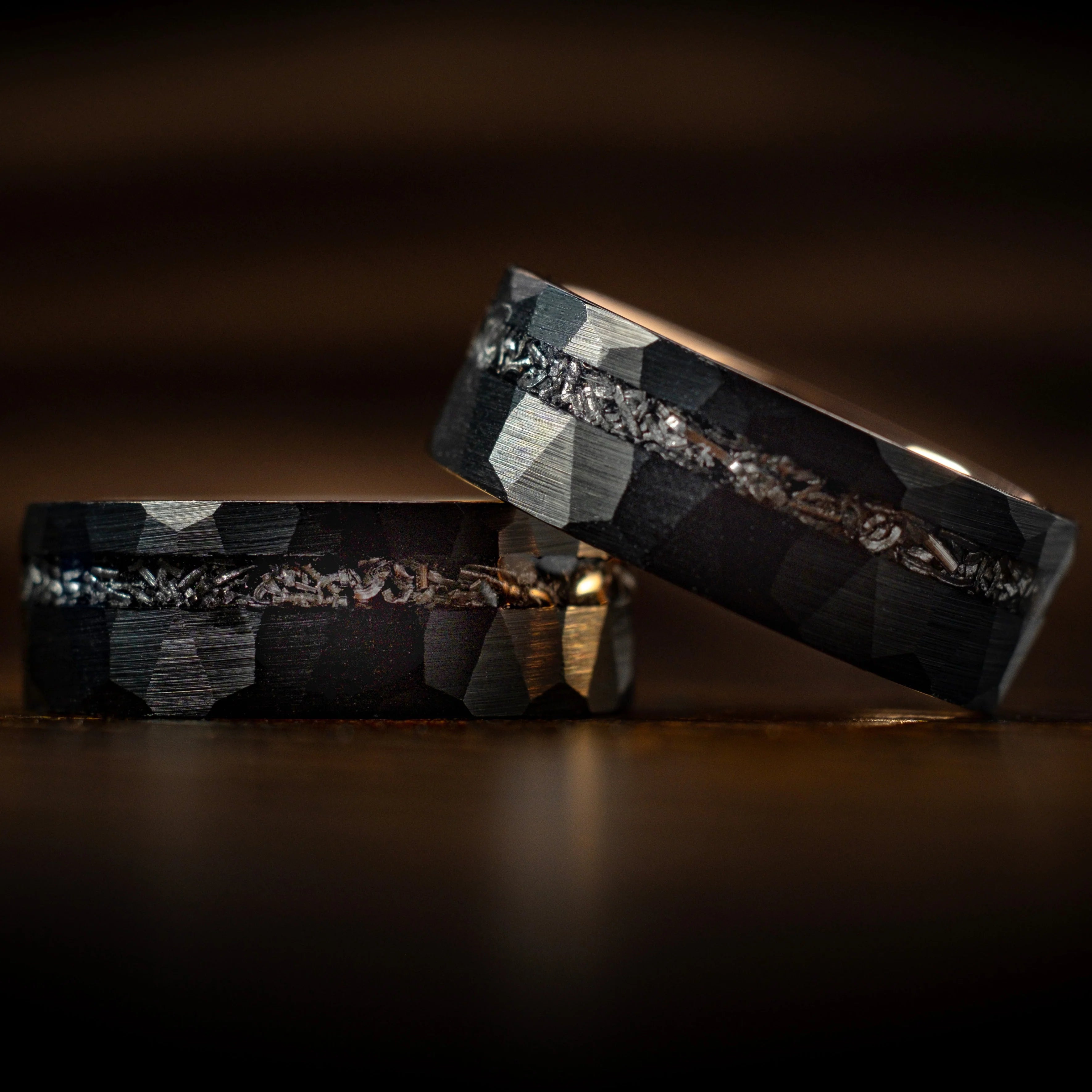 Schwarzer gehämmerter Meteoritenring mit Roségold 8 mm, Verlobungsring, Eheringe, Trauringe, Ring