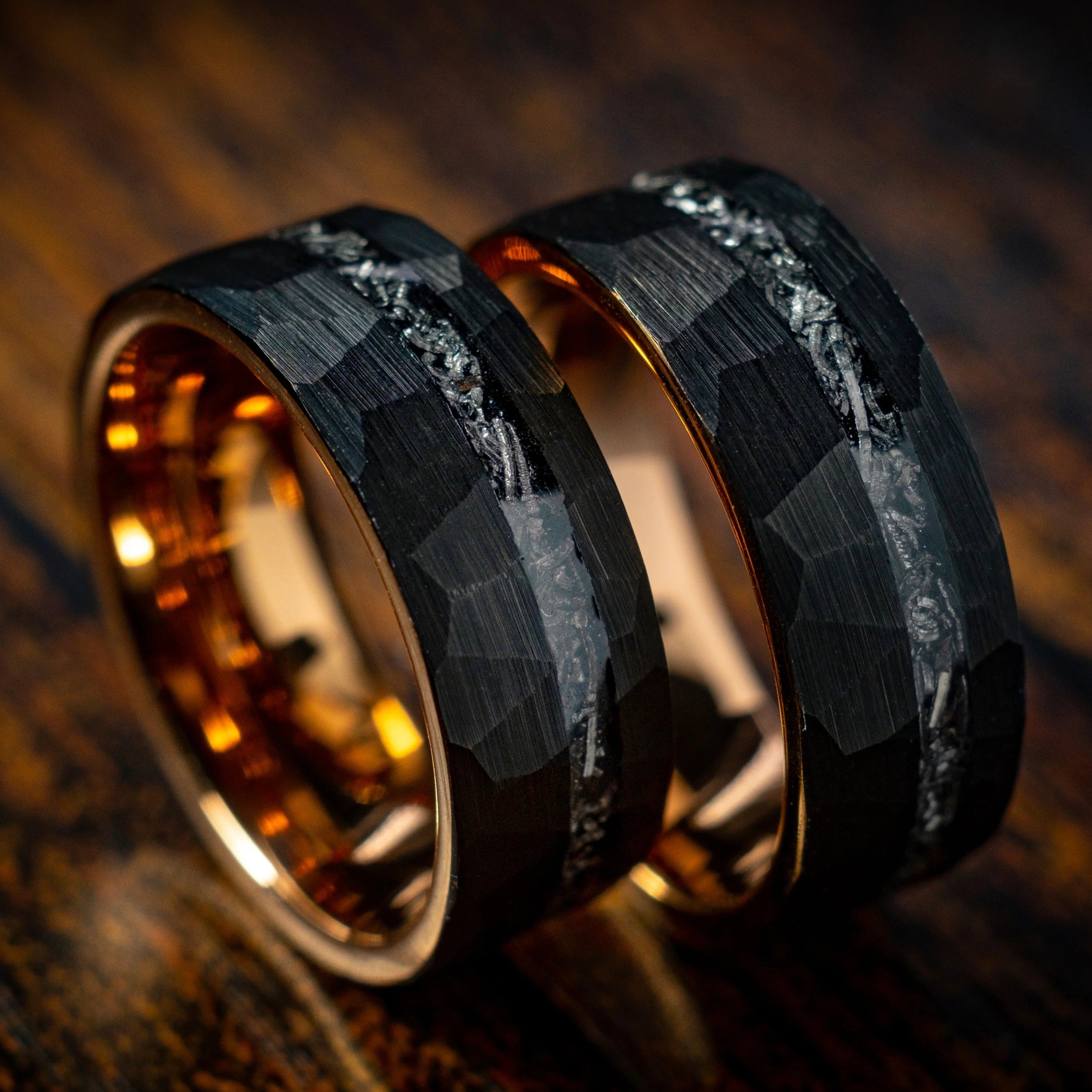 Schwarzer gehämmerter Meteoritenring mit Roségold 8 mm, Verlobungsring, Eheringe, Trauringe, Ring