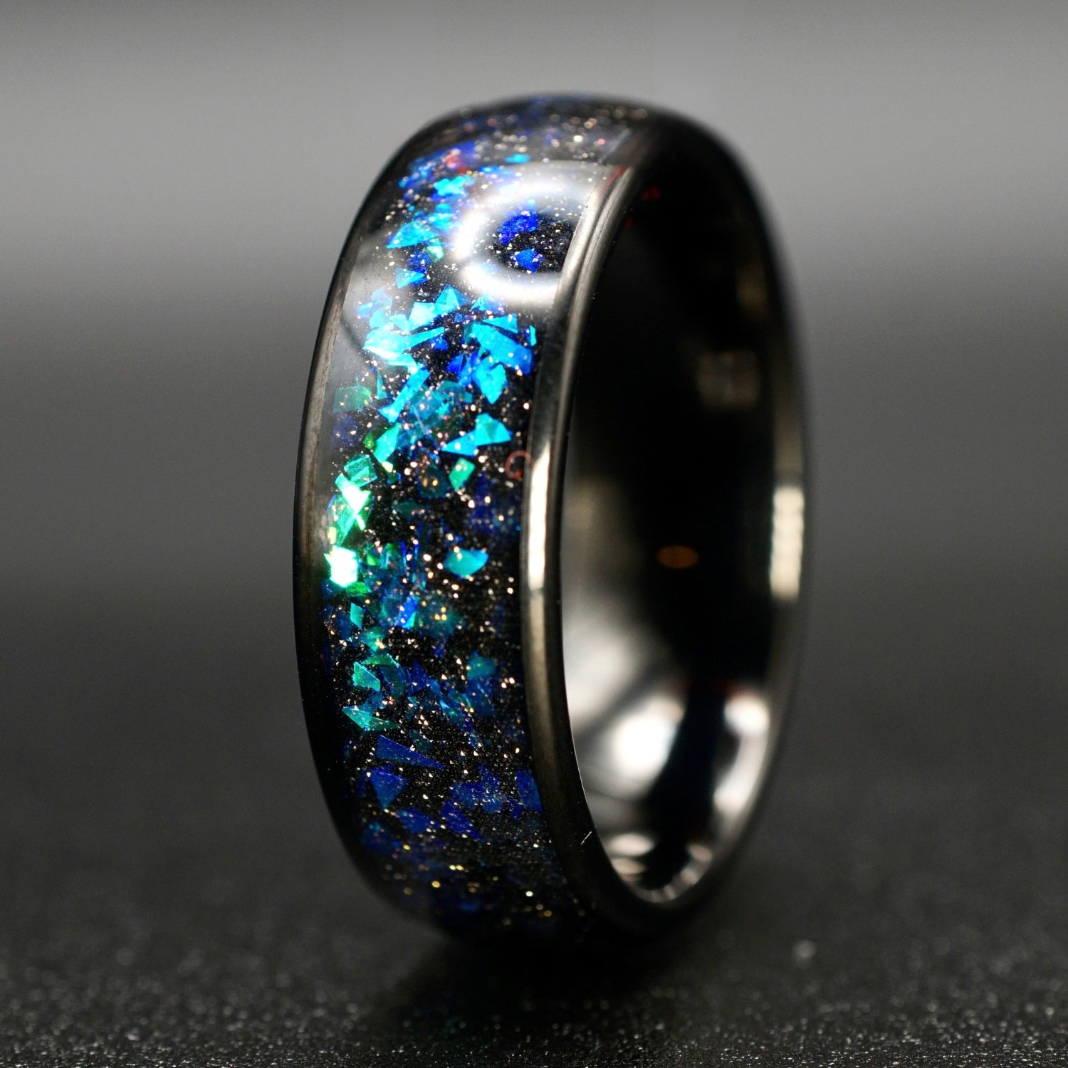 Wolframring mit blau-grünem Opal – 8 mm