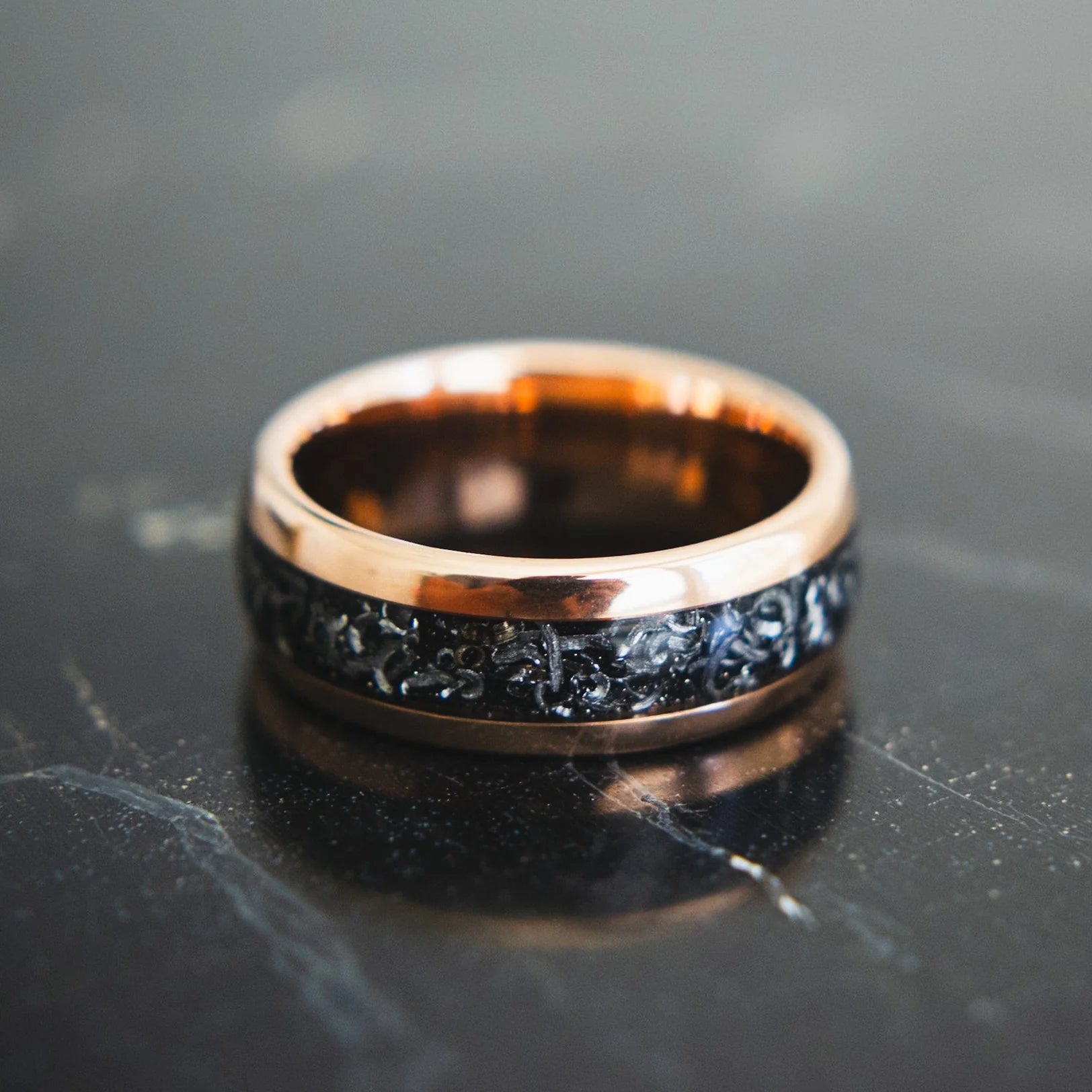 Meteoritenring Roségold mit schwarzer Kosmischer Inlay – 8 mm