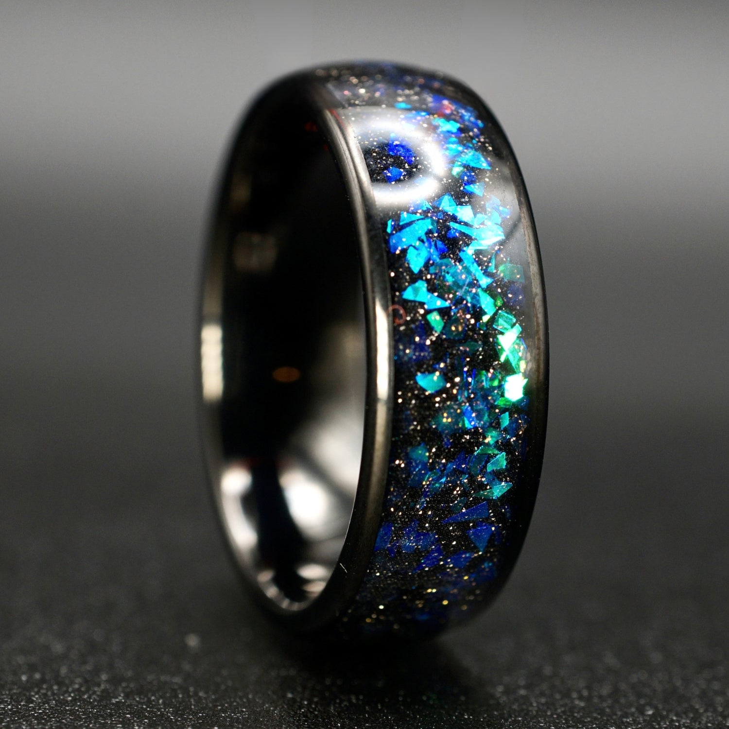 Wolframring mit blau-grünem Opal – 8 mm