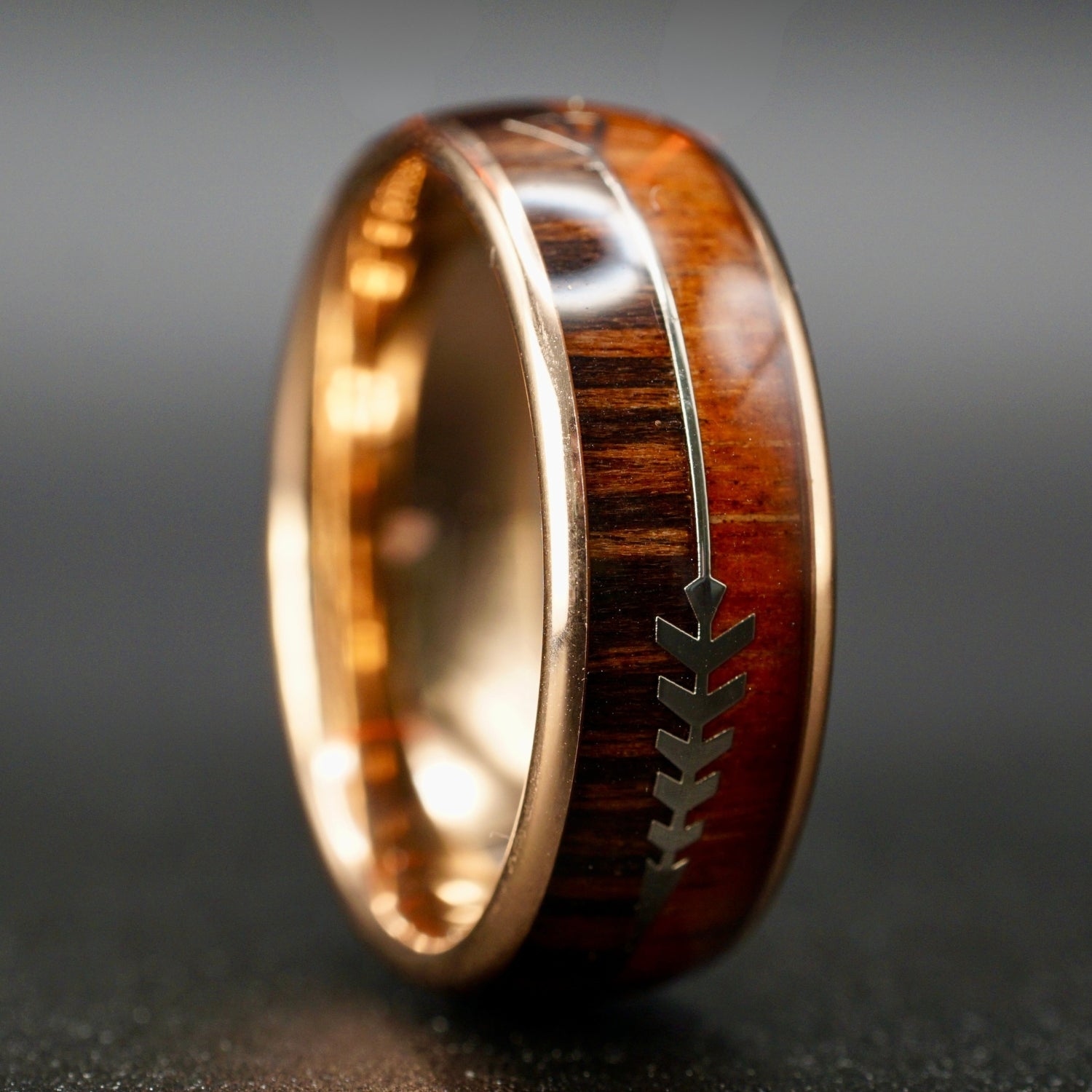 Goldfarbener Wolframring mit Holzeinlage und Pfeilmotiv – 8 mm