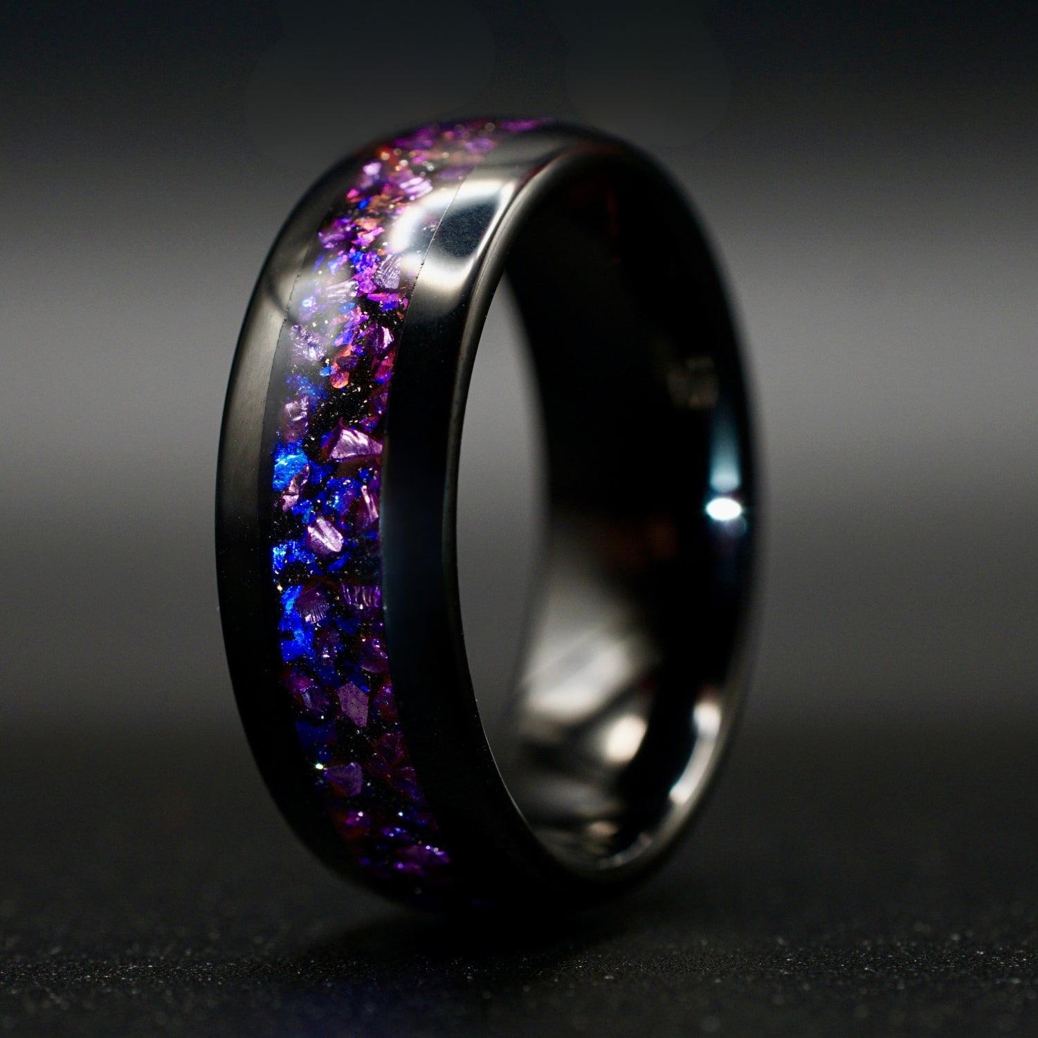Wolframring mit lila Opal – 8 mm