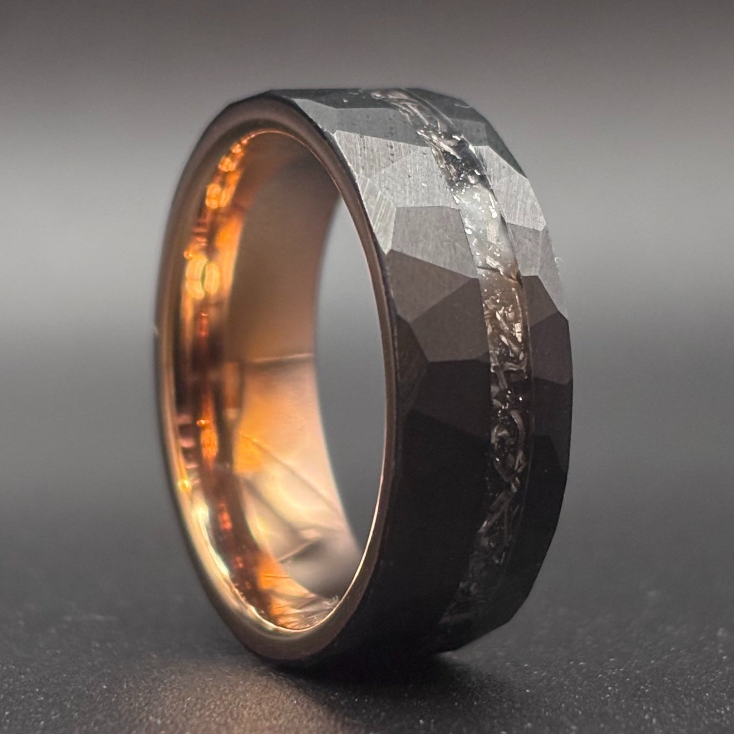 Schwarzer gehämmerter Meteoritenring mit Roségold 8 mm