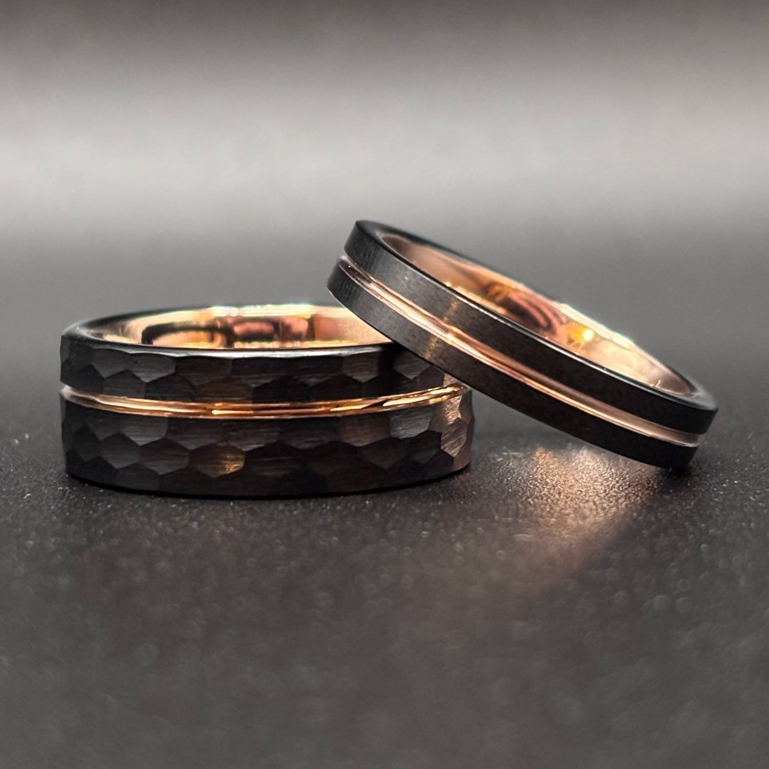 Schwarze Partnerringe aus Wolframcarbid mit Roségold – 8 mm / 4 mm