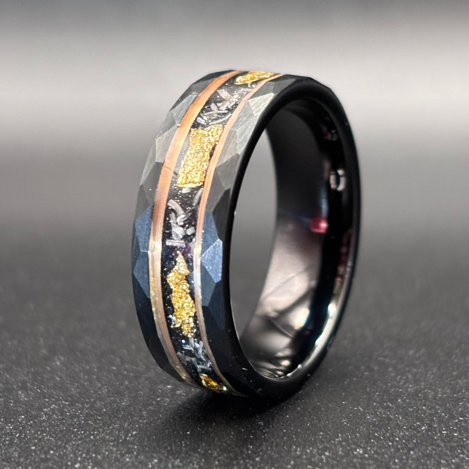 Meteoriten-Hammerschlag-Goldblatt-Ring, Herren-Ehering, schwarzer Hammerschlag-Trauring, Wolfram-Ring, goldener Ring, gehämmerter und gebürsteter Ring, 8 mm