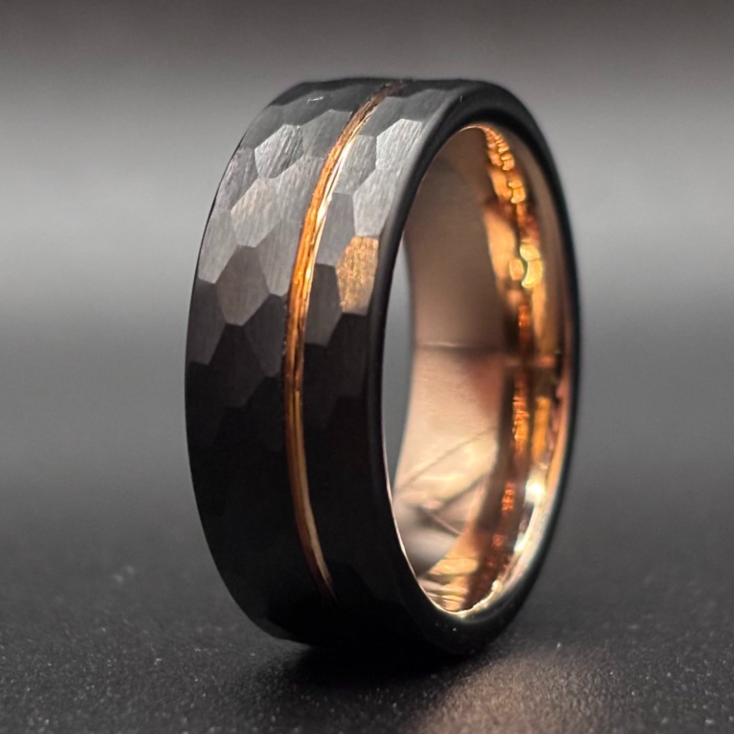 Hammerglanz - Schwarzer gehämmerter Ring mit Roségold 8mm, Verlobungsring Mann, Eheringe, Trauringe, Ring für Mann