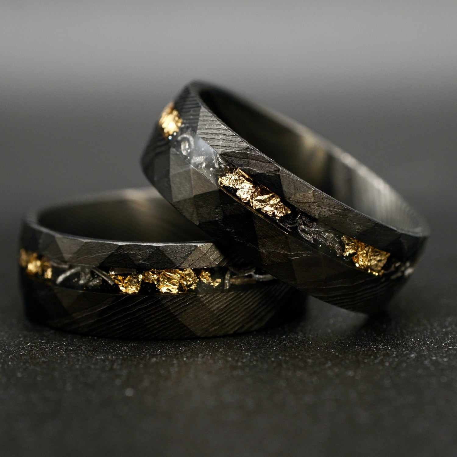 Schwarzer Wolframring mit Damast-Optik, Meteoriteneinlage und Goldakzent – 8 mm