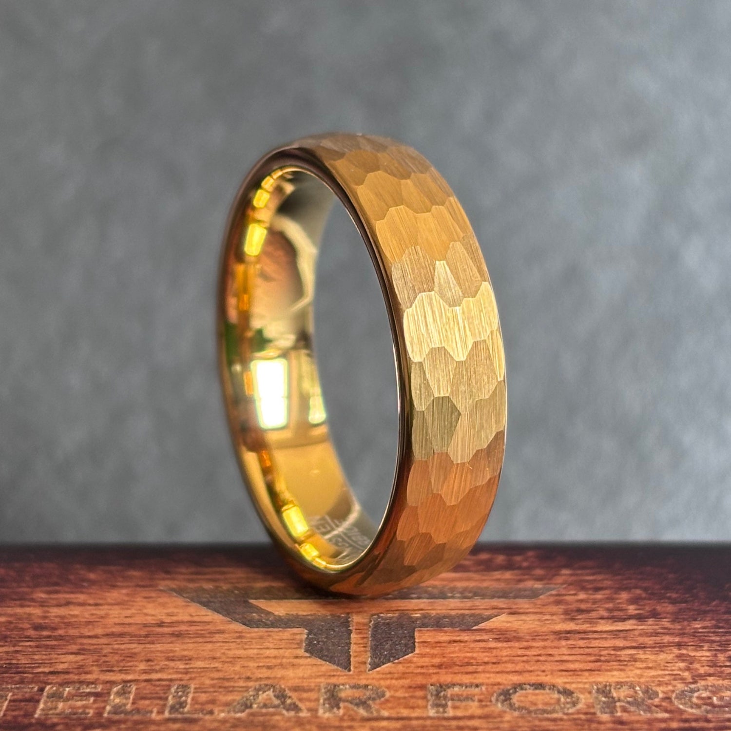 Handgefertigter Ring aus Gelbgold und gehämmertem Wolfram – 18K Gelbgold-Trauring, Herren-Verlobungsring, gehämmerter Ring, goldener Wolframring, Herren-Trauring, 6 mm