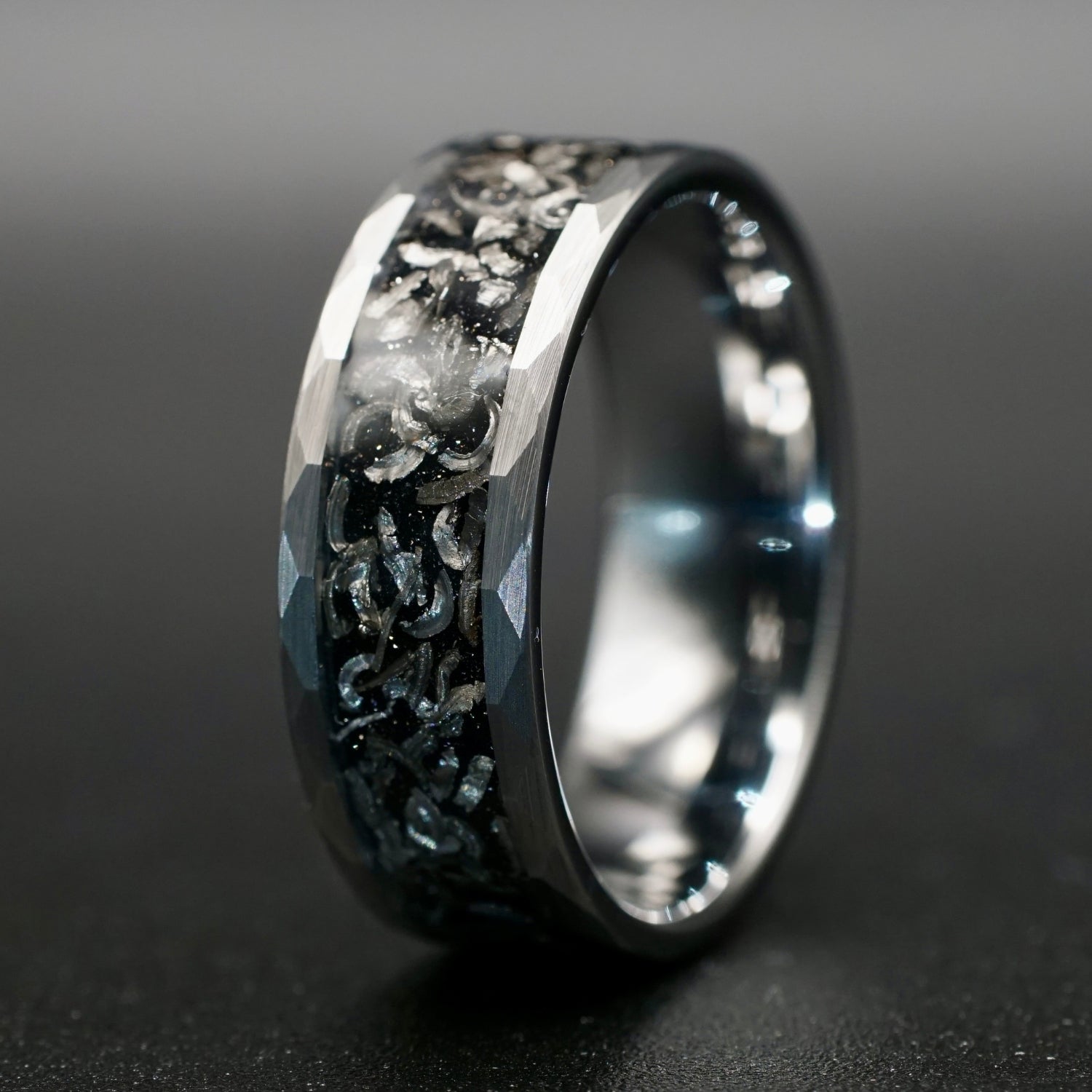 Silbernes Ring mit Meteoriteneinlage 8 mm