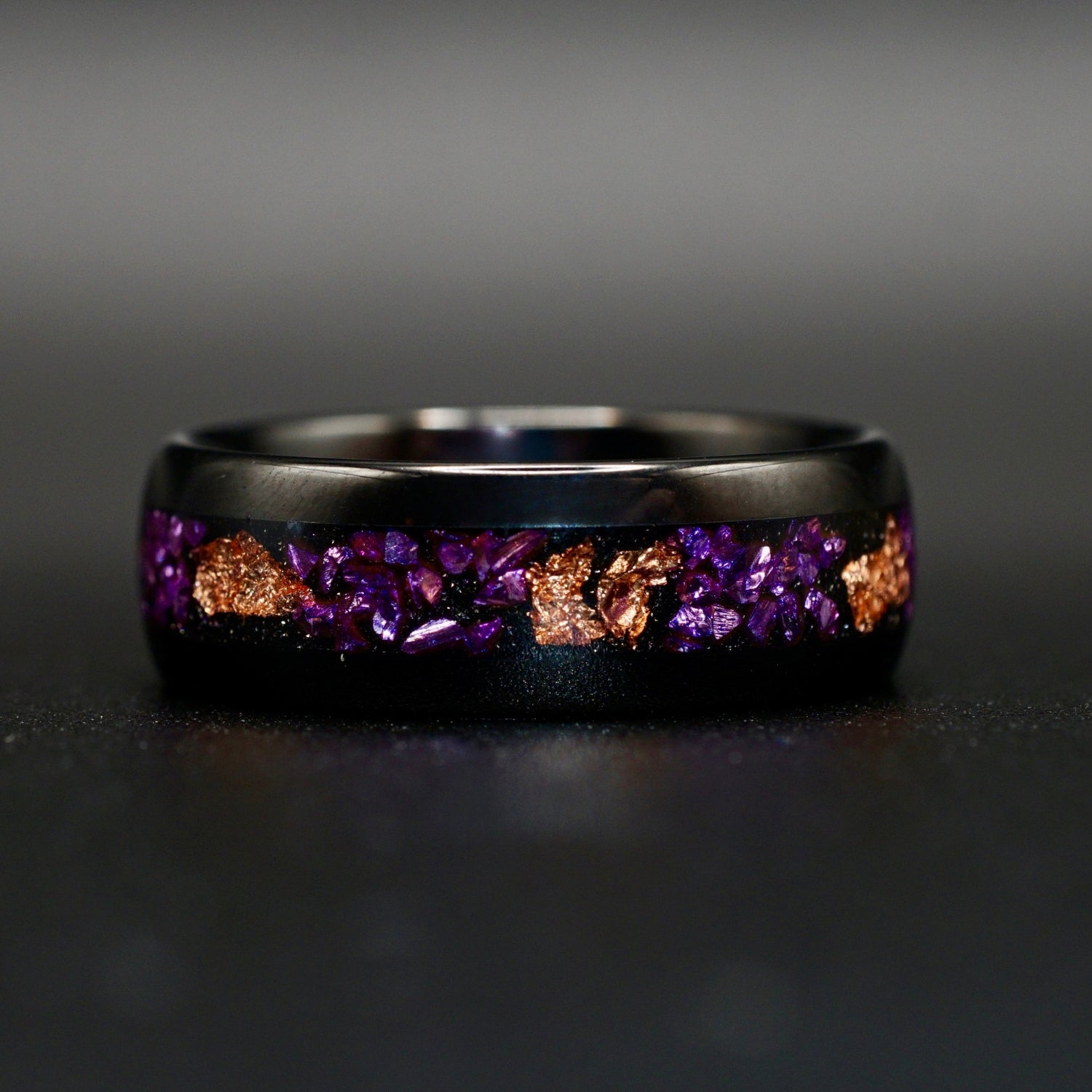 Wolframring mit lila Opal und Blattgold – 8 mm