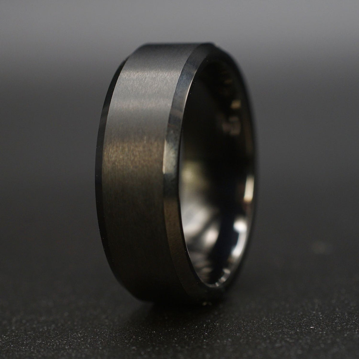 Schwarzer Wolframcarbid Ring mit mattierter Oberfläche und polierten Kanten – 8 mm