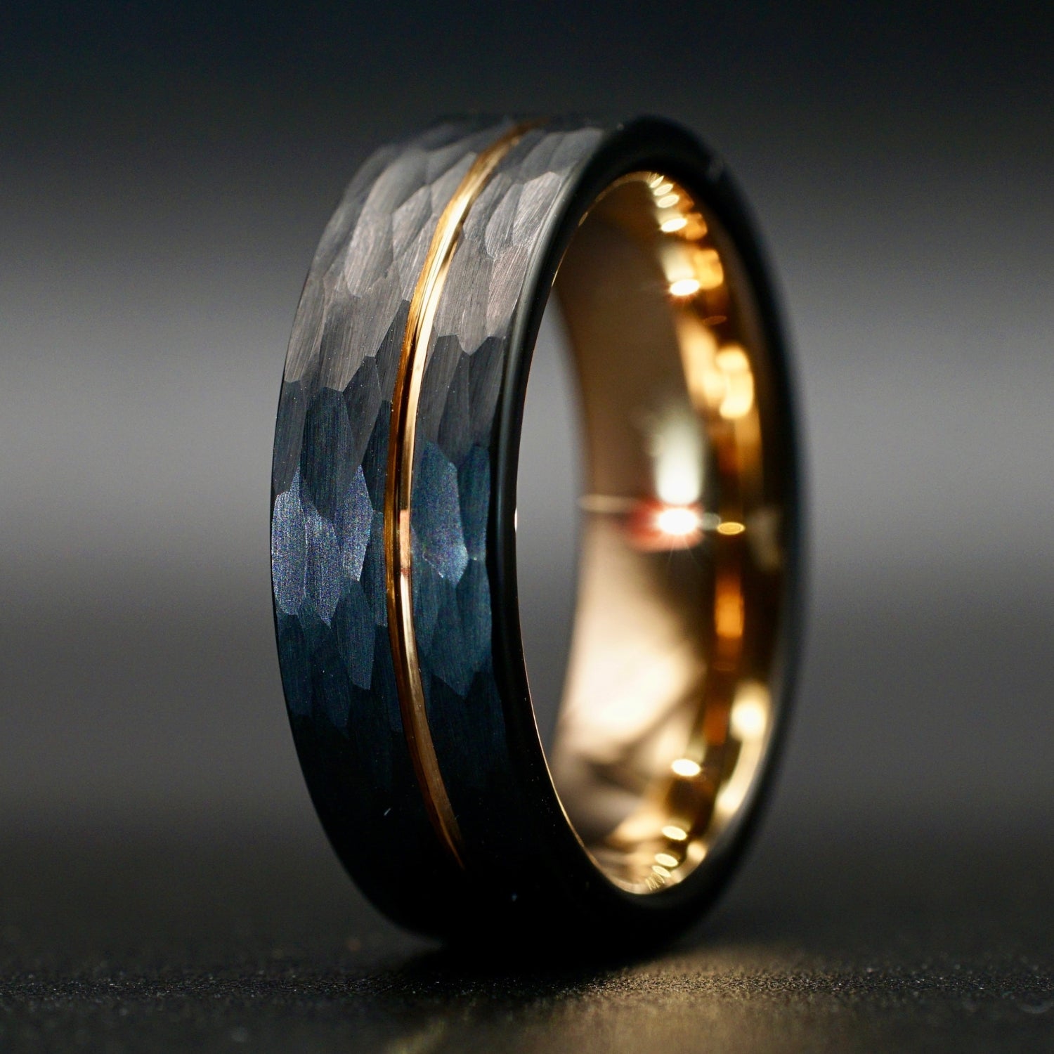 Hammerglanz - Schwarzer gehämmerter Ring mit Roségold 8mm