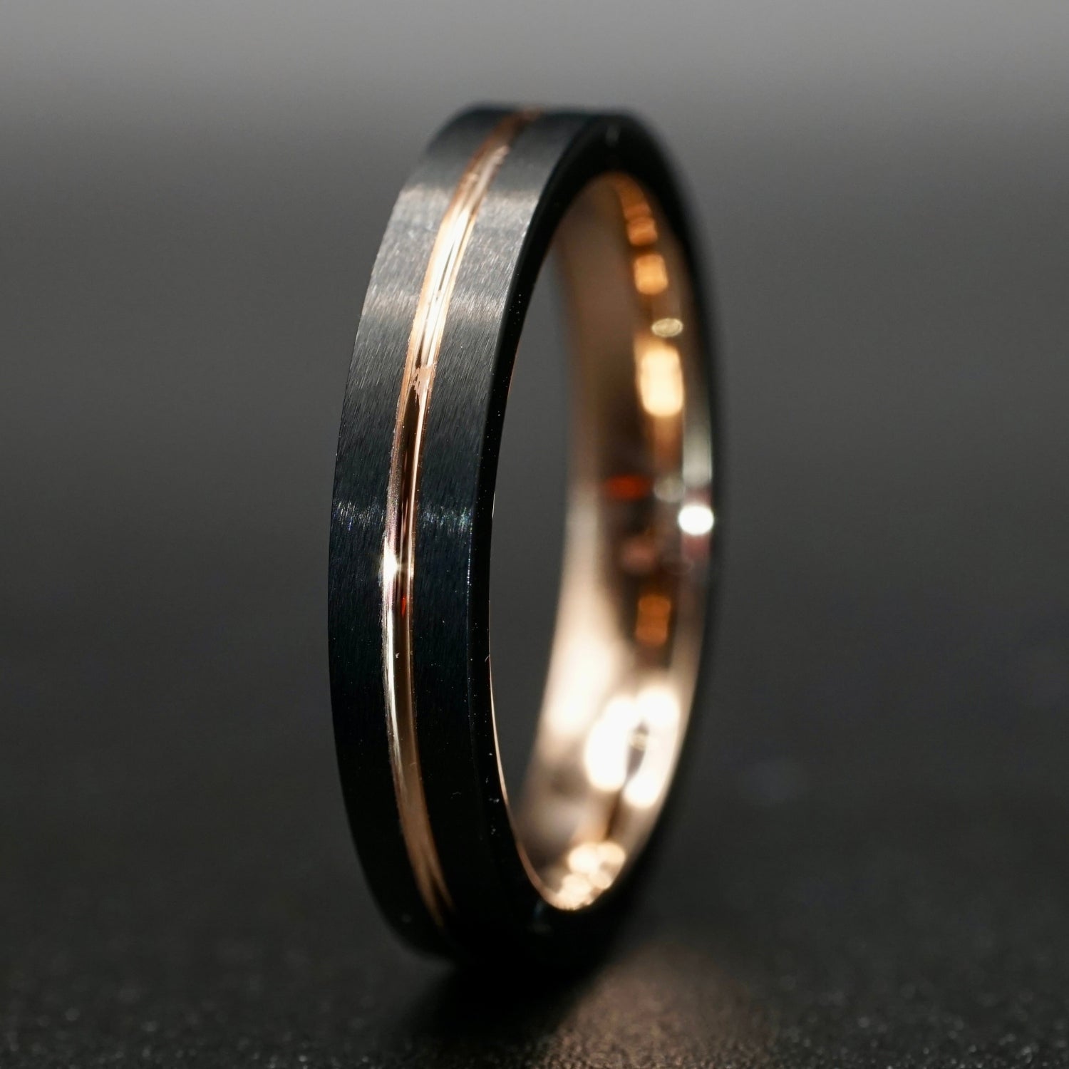 Nachtschimmer – Schwarzer Damenring mit Roségold 8mm, Verlobungsring Damen, Eheringe, Trauringe, Ring für Damen