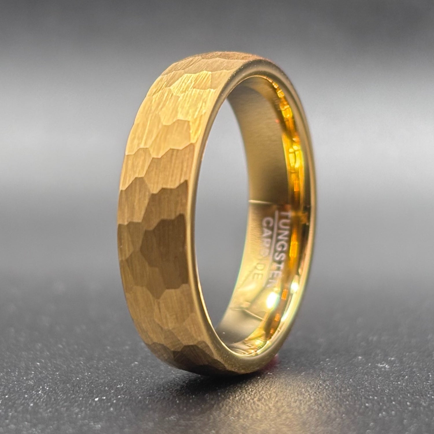 Handgefertigter Ring aus Gelbgold und gehämmertem Wolfram – 18K Gelbgold-Trauring, Herren-Verlobungsring, gehämmerter Ring, goldener Wolframring, Herren-Trauring, 6 mm