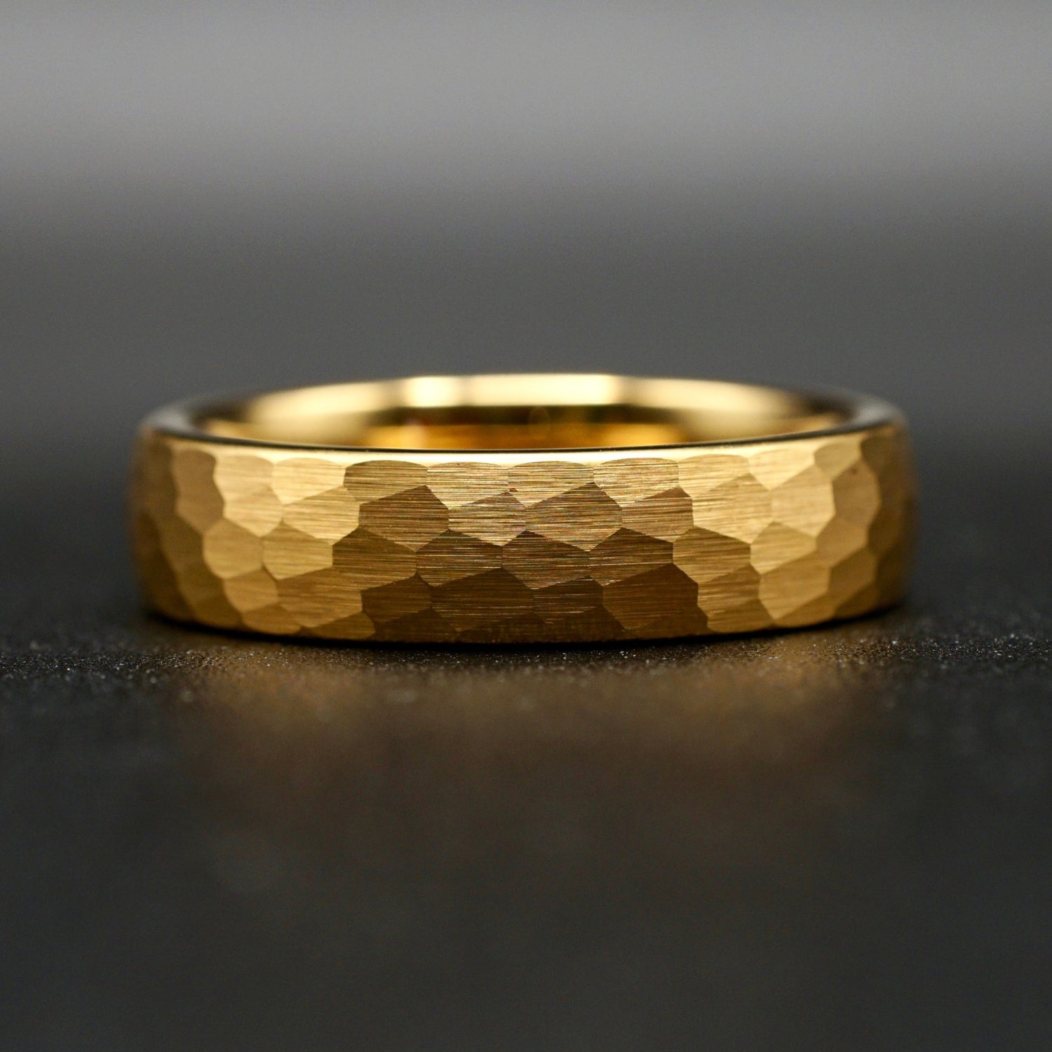 Goldener gehämmerter Wolframring mit Gelbgold 6 mm