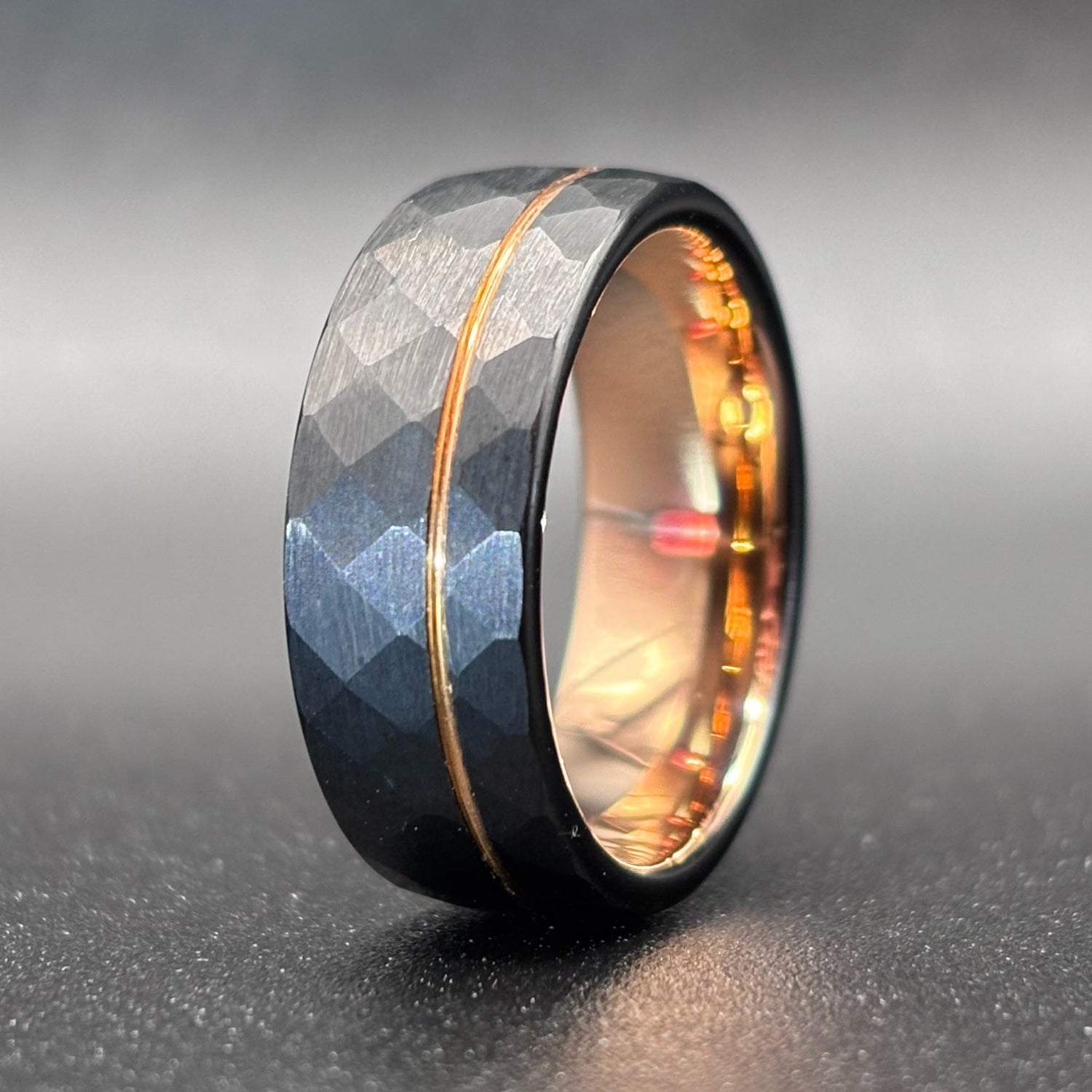 Helios Ring – Exklusiver Verlobungsring & Ehering mit Diamant-Rhombus-Muster und Roségold-Linie | Edle Trauringe für Damen & Herren
