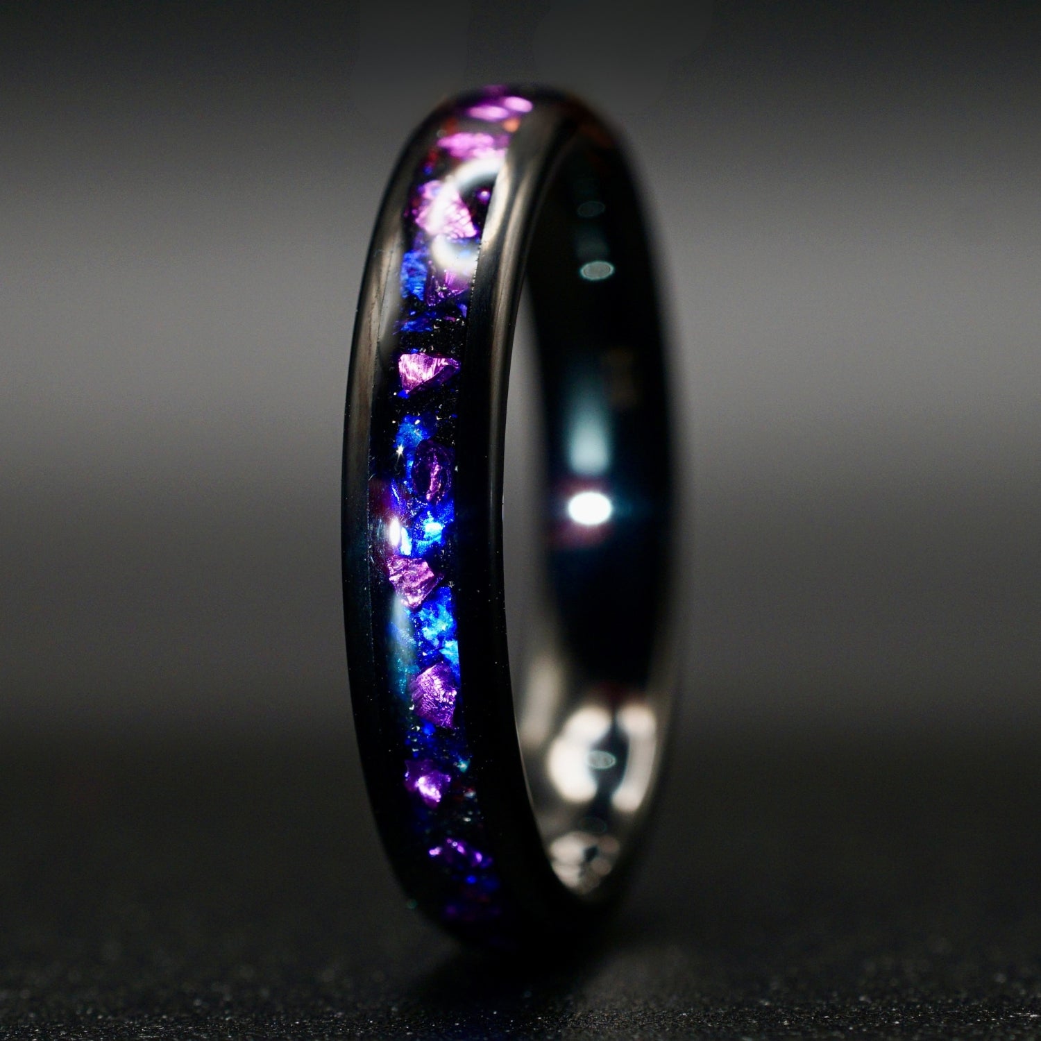 Wolframring mit lila Opal – 4 mm