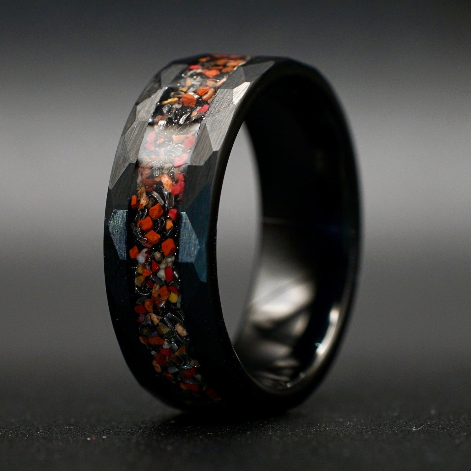 Schwarzer gehämmerter Meteoritenring mit Dinosaurierknochen – 8mm