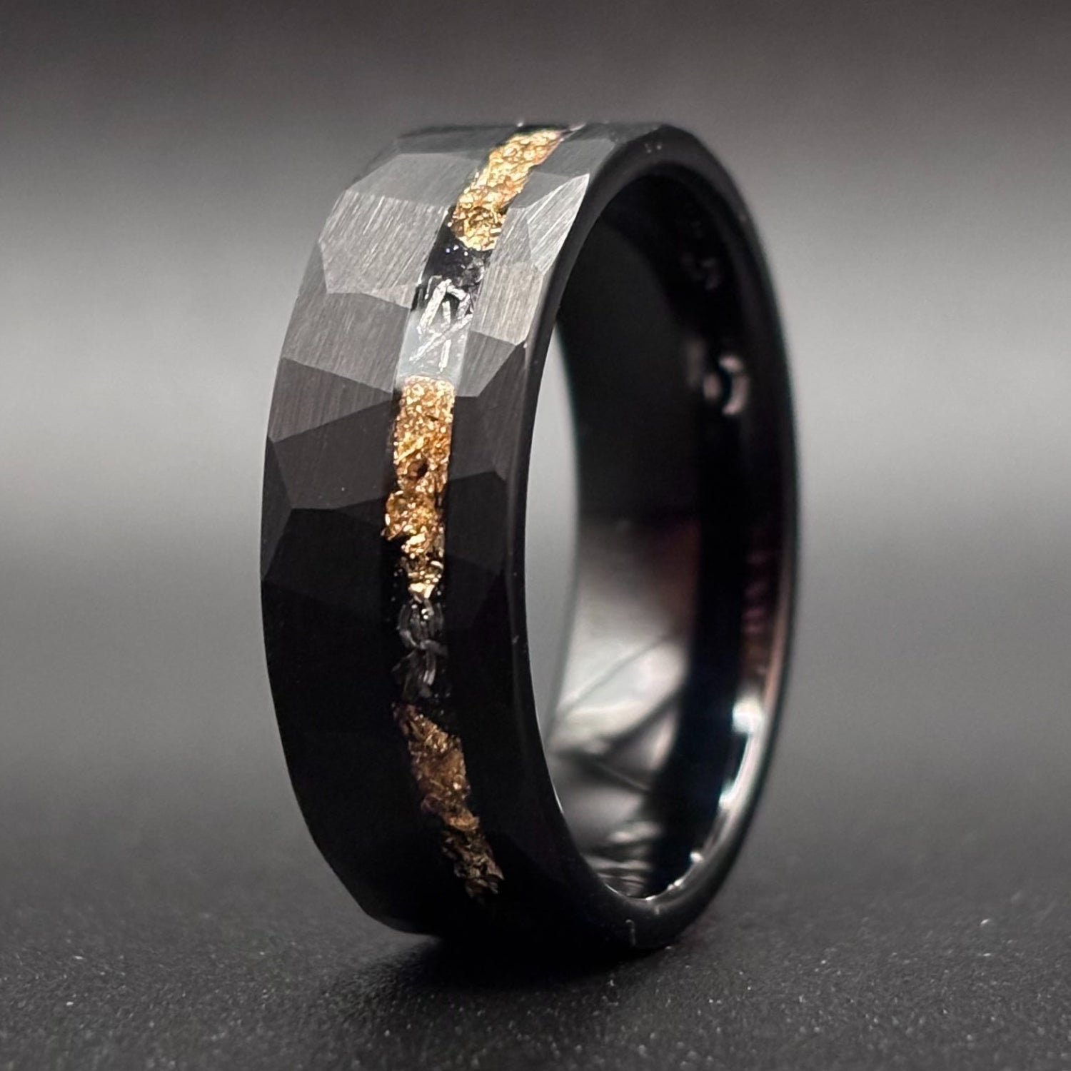 Schwarzer Meteoritenring mit Goldfolien-Einlage 8 mm