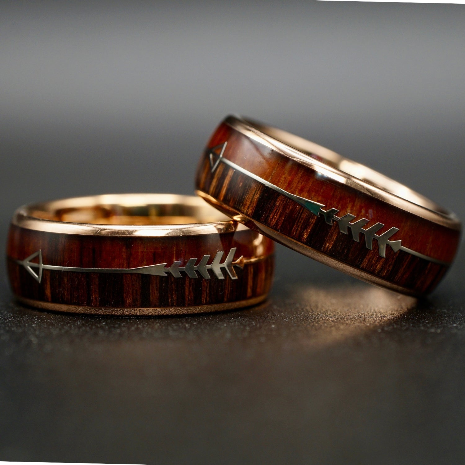 Goldfarbener Wolframring mit Holzeinlage und Pfeilmotiv – 8 mm