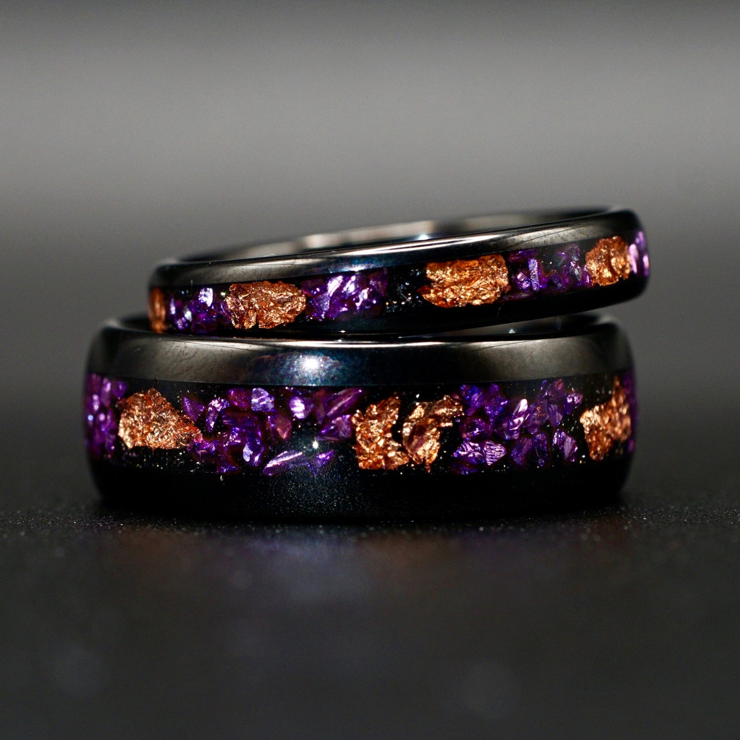 Wolframring mit lila Opal und Blattgold – 4 mm/8mm