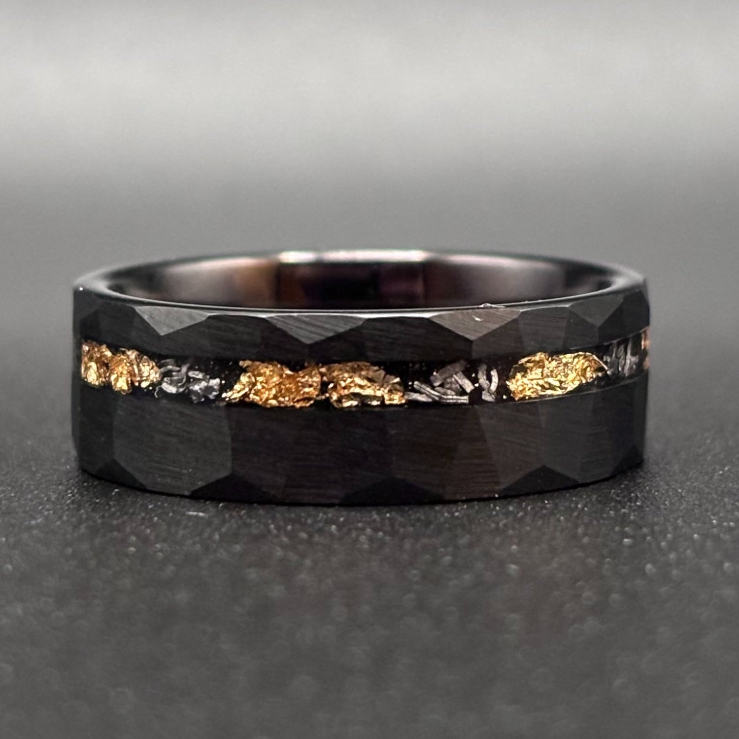 Schwarzer Meteoritenring mit Goldfolien-Einlage 8 mm