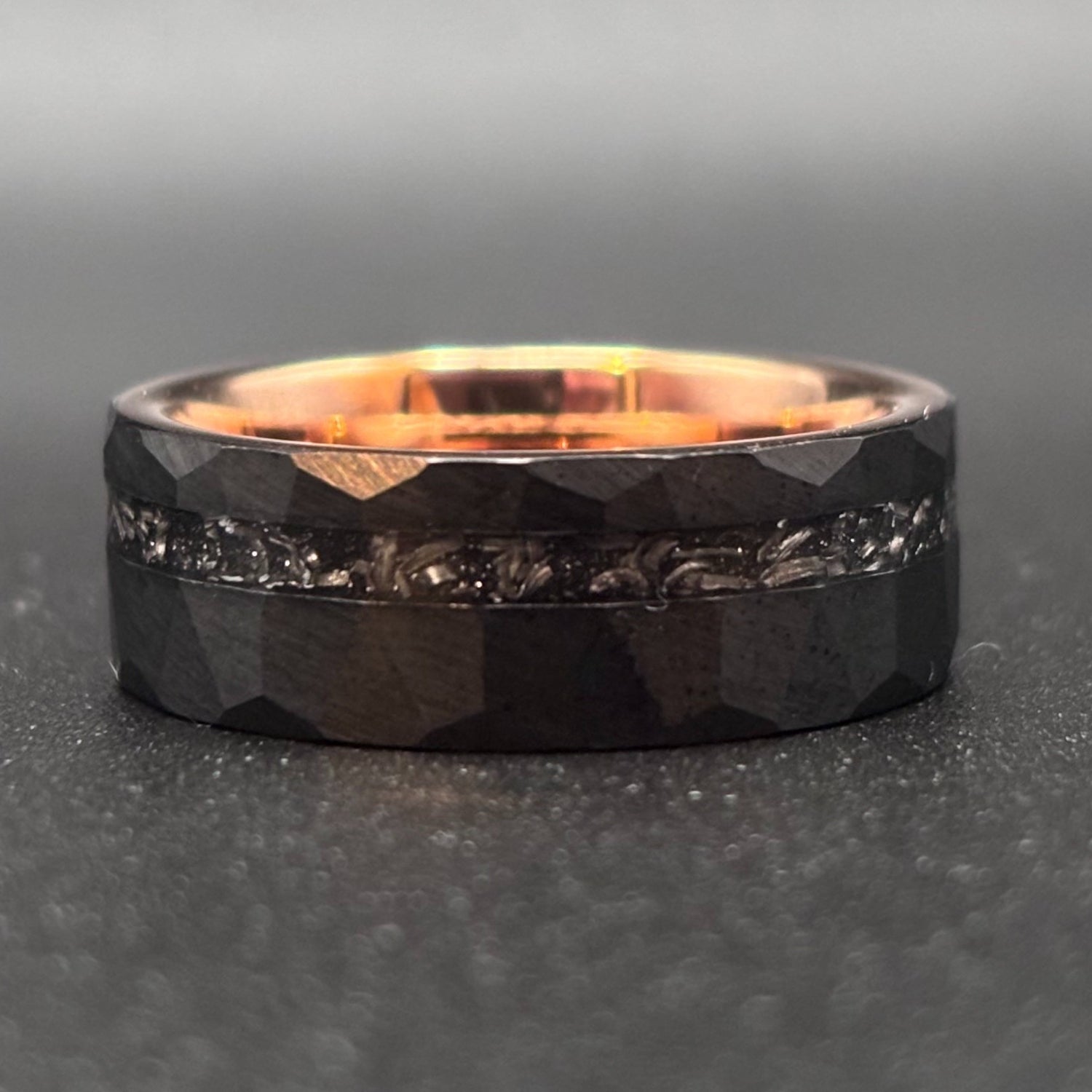 Schwarzer gehämmerter Meteoritenring mit Roségold 8 mm
