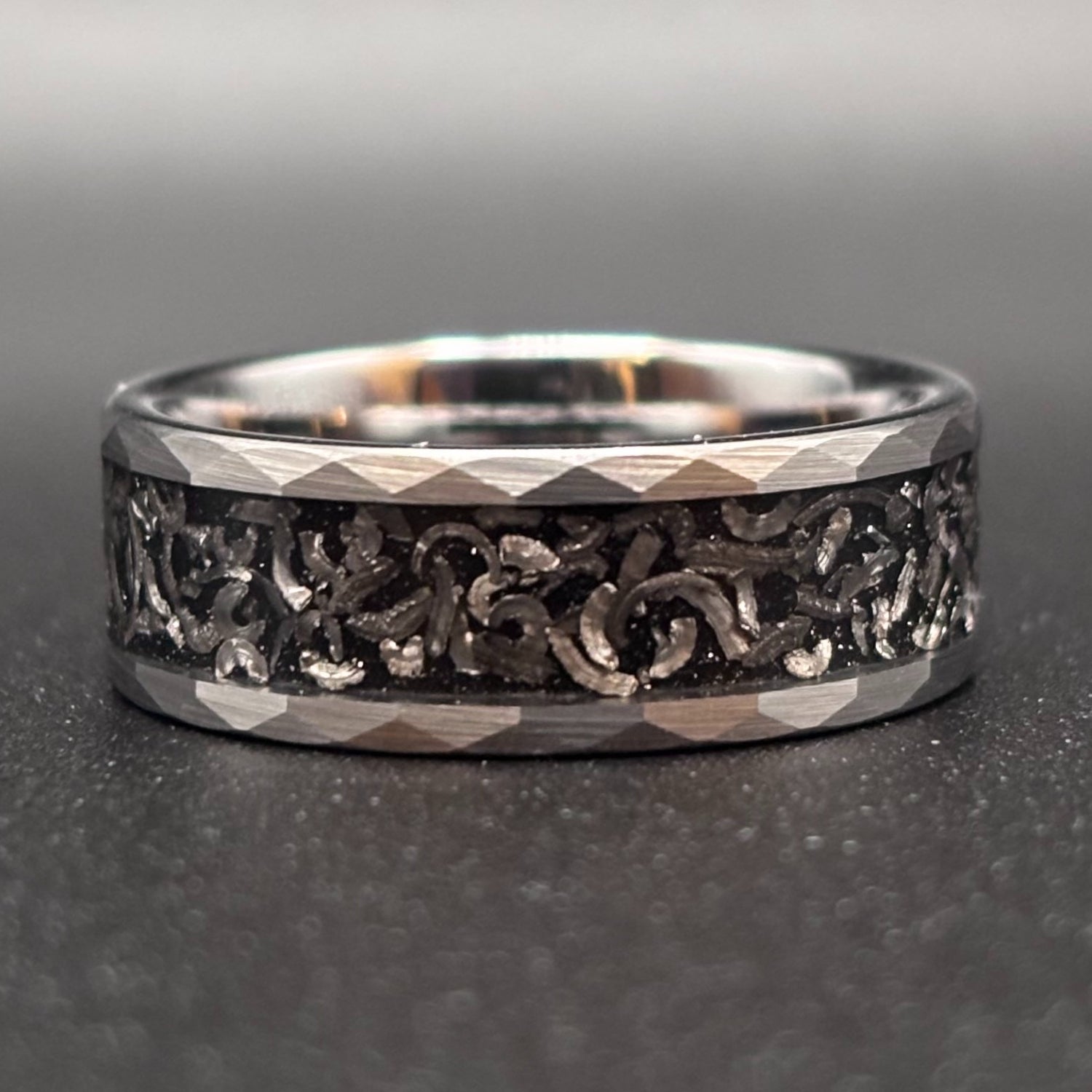 Silbernes Ring mit Meteoriteneinlage 8 mm