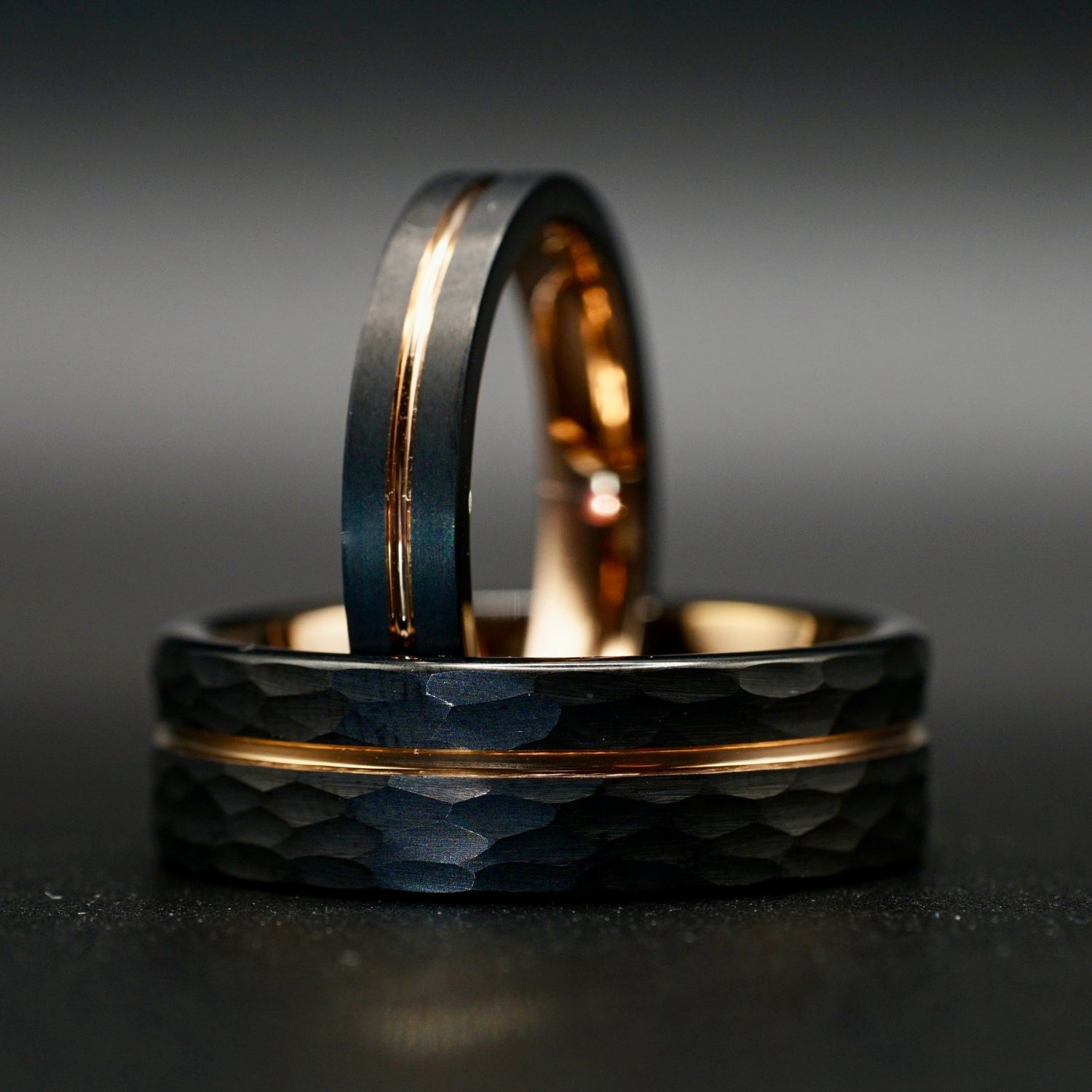 Schwarze Partnerringe aus Wolframcarbid mit Roségold – 8 mm / 4 mm
