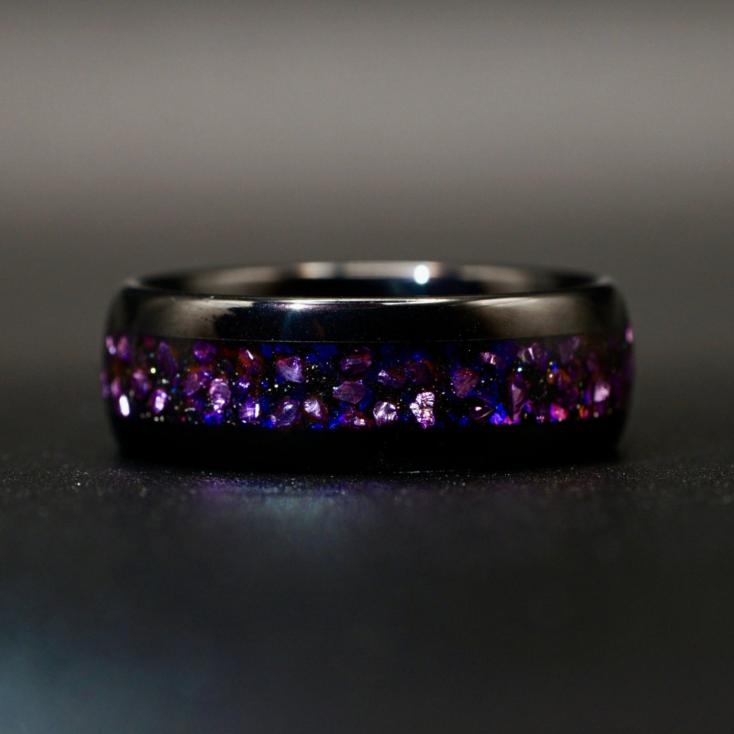 Wolframring mit lila Opal – 8 mm