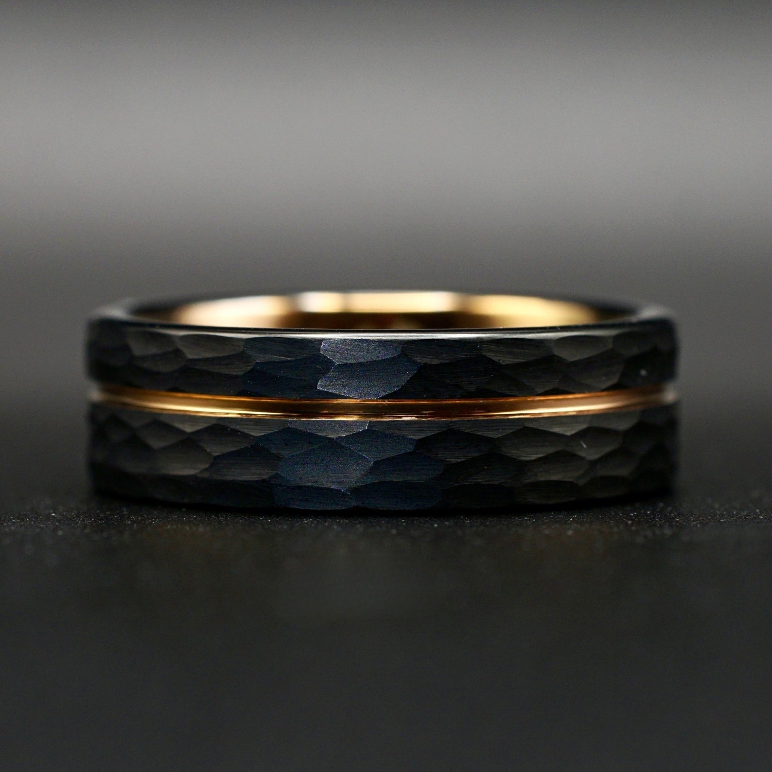 Hammerglanz - Schwarzer gehämmerter Ring mit Roségold 8mm