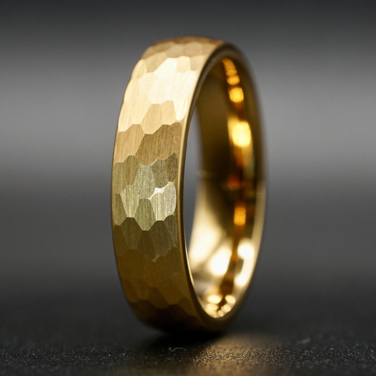 Handgefertigter Ring aus Gelbgold und gehämmertem Wolfram – 18K Gelbgold-Trauring, Herren-Verlobungsring, gehämmerter Ring, goldener Wolframring, Herren-Trauring, 6 mm